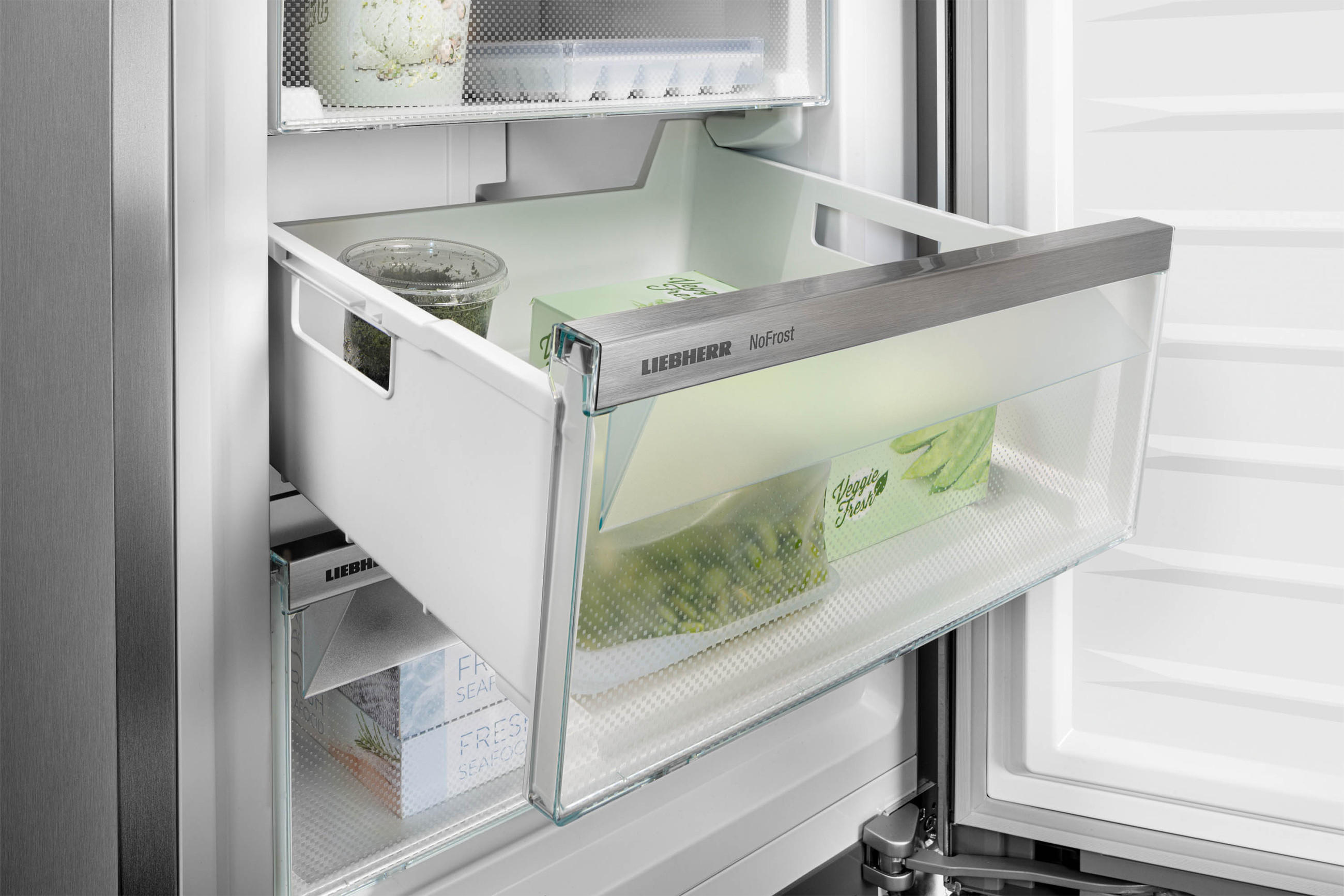 Kühlfach mit NoFrost Funktion von LIEBHERR mit gekühltem Gemüse.