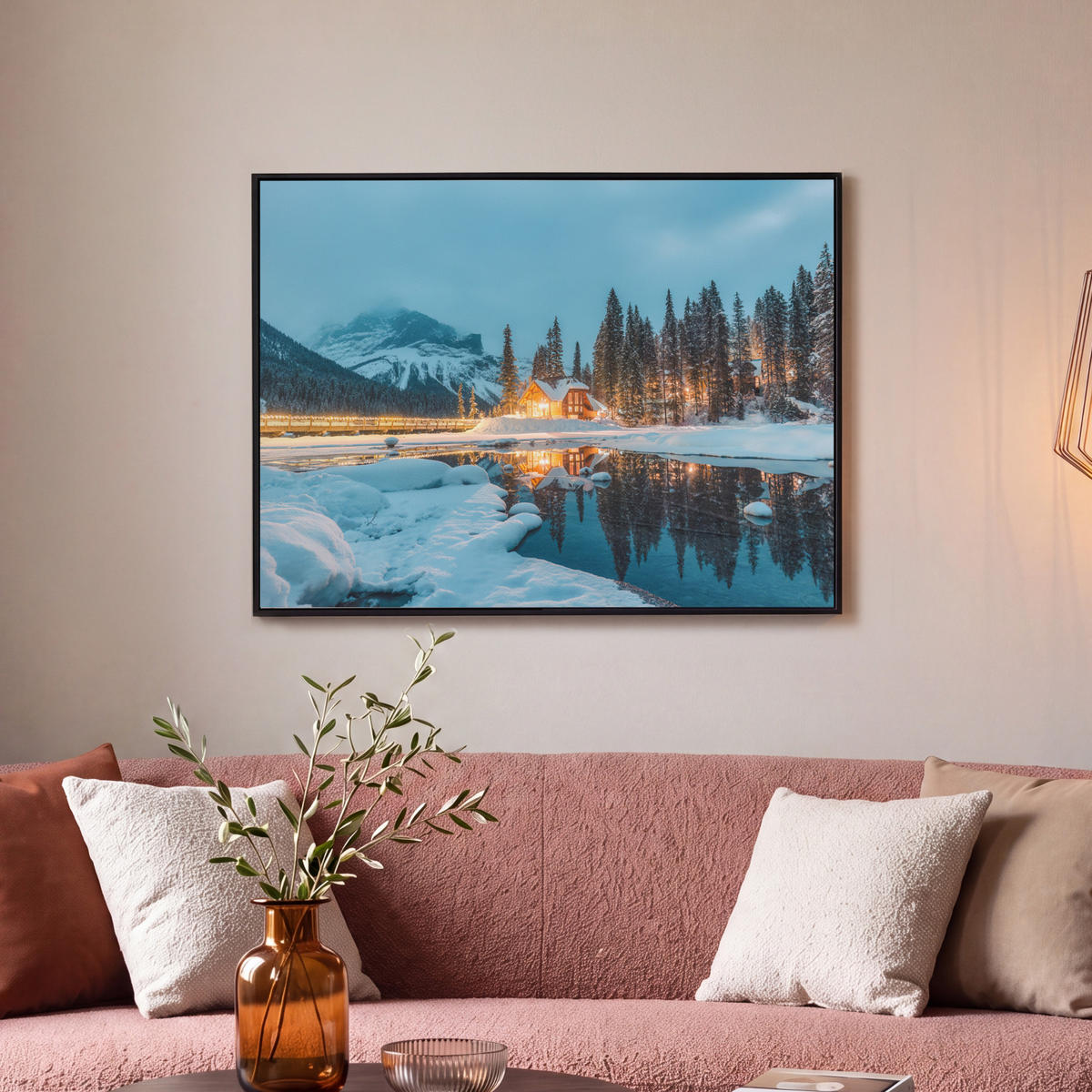 LEINWAND Bilder mit Rahmen - Winterlandschaft - Natur - Haus - Berge - Schnee - 70x50 - Hellblau, Textil (70/50cm) - MuchoWow