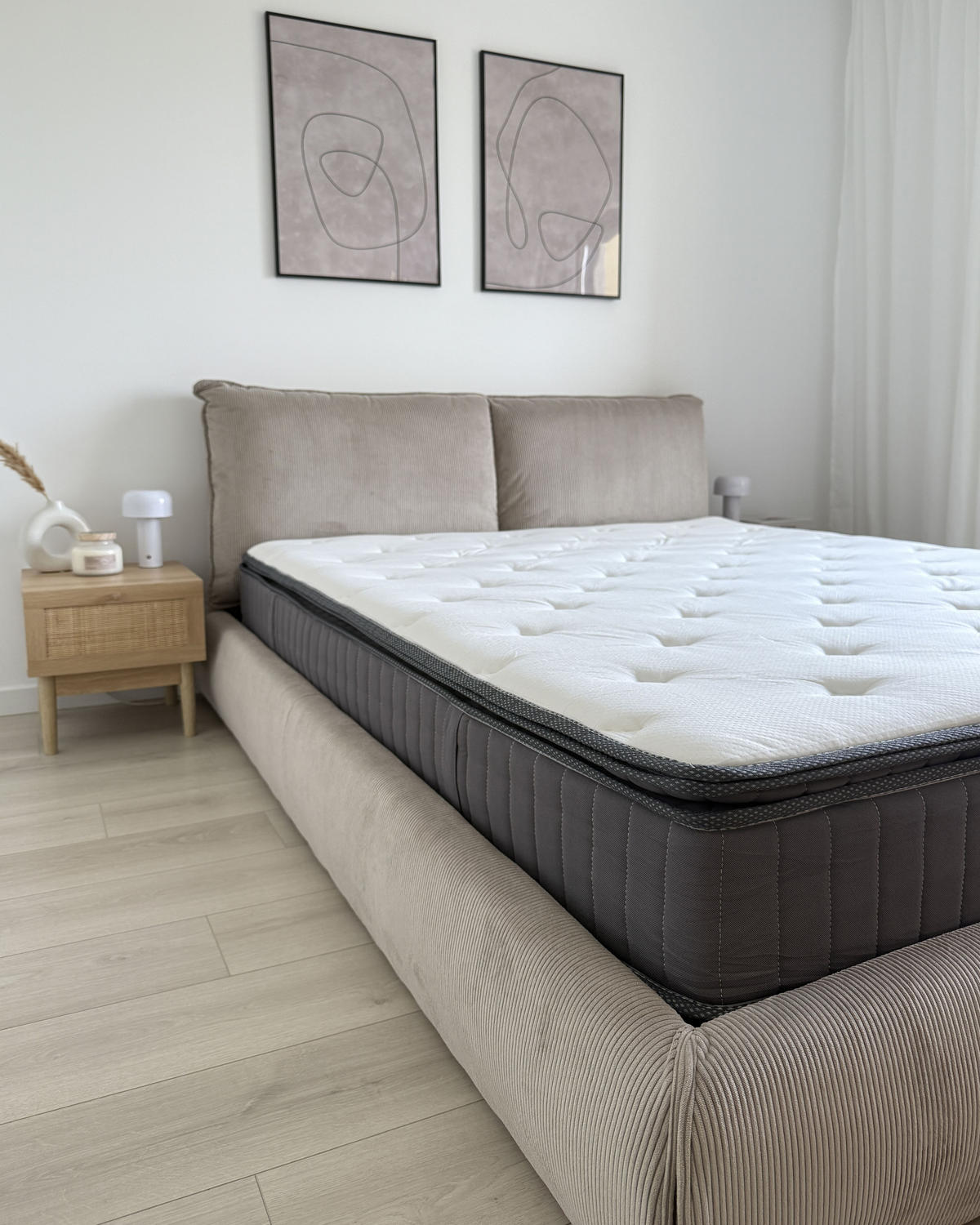 MATRACE s kapsovými pružinami, gelem a paměťovou pěnou H3/4 Tuhá 180/200 cm Pleasant - bílá, textil (180/200cm) - Beliani