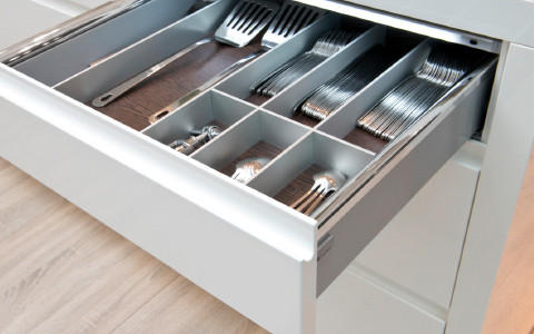 Große Bestecklade mit System, Weiße Bestecklade offen, Bestecklade Details