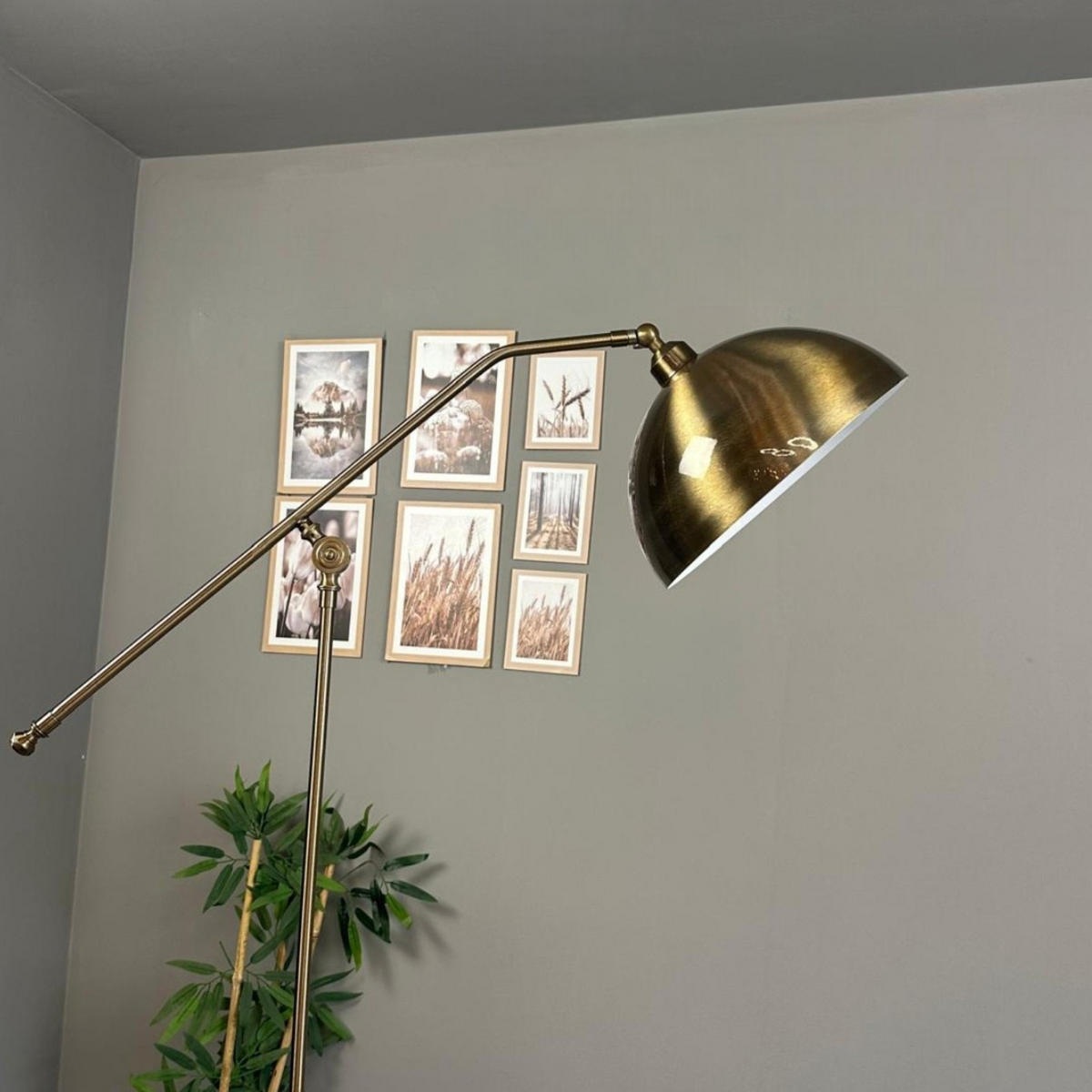 STEHLAMPE Helvik aus Metall mit E27, verstellbarer Lampenschirm - Messingfarben, Metall (37/37/170cm) - Bamyum
