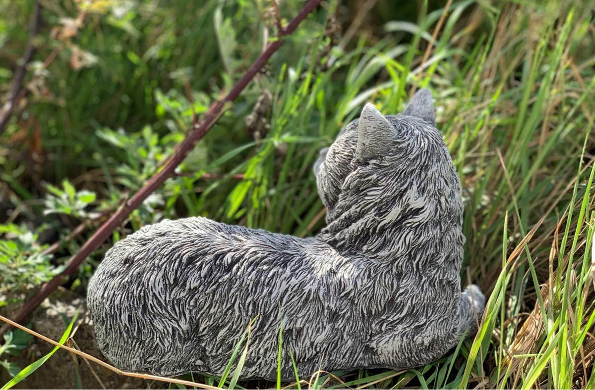 STEINFIGUR Katze Emilia liegend frostfest wetterfest Gartenfigur Steinguss - Grau, Stein (28/16/15cm) - stoneandstyle
