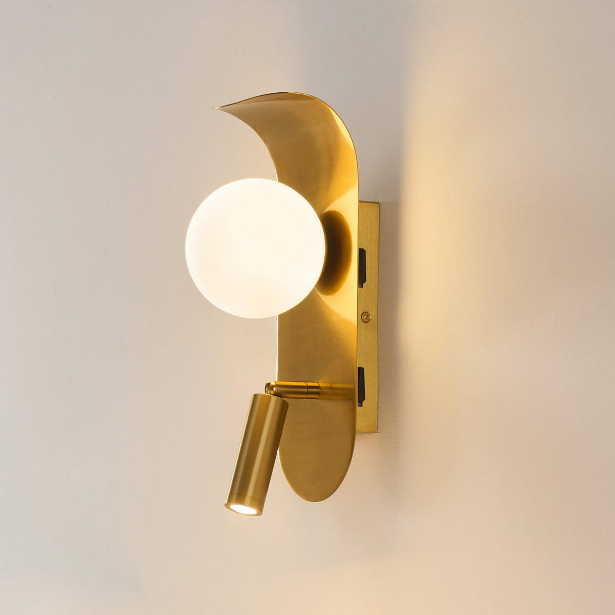 WANDLEUCHTE Matalia, Messing und Weiß, 29cm - Messingfarben, Glas (10.1/29/13cm) - KOSILUM