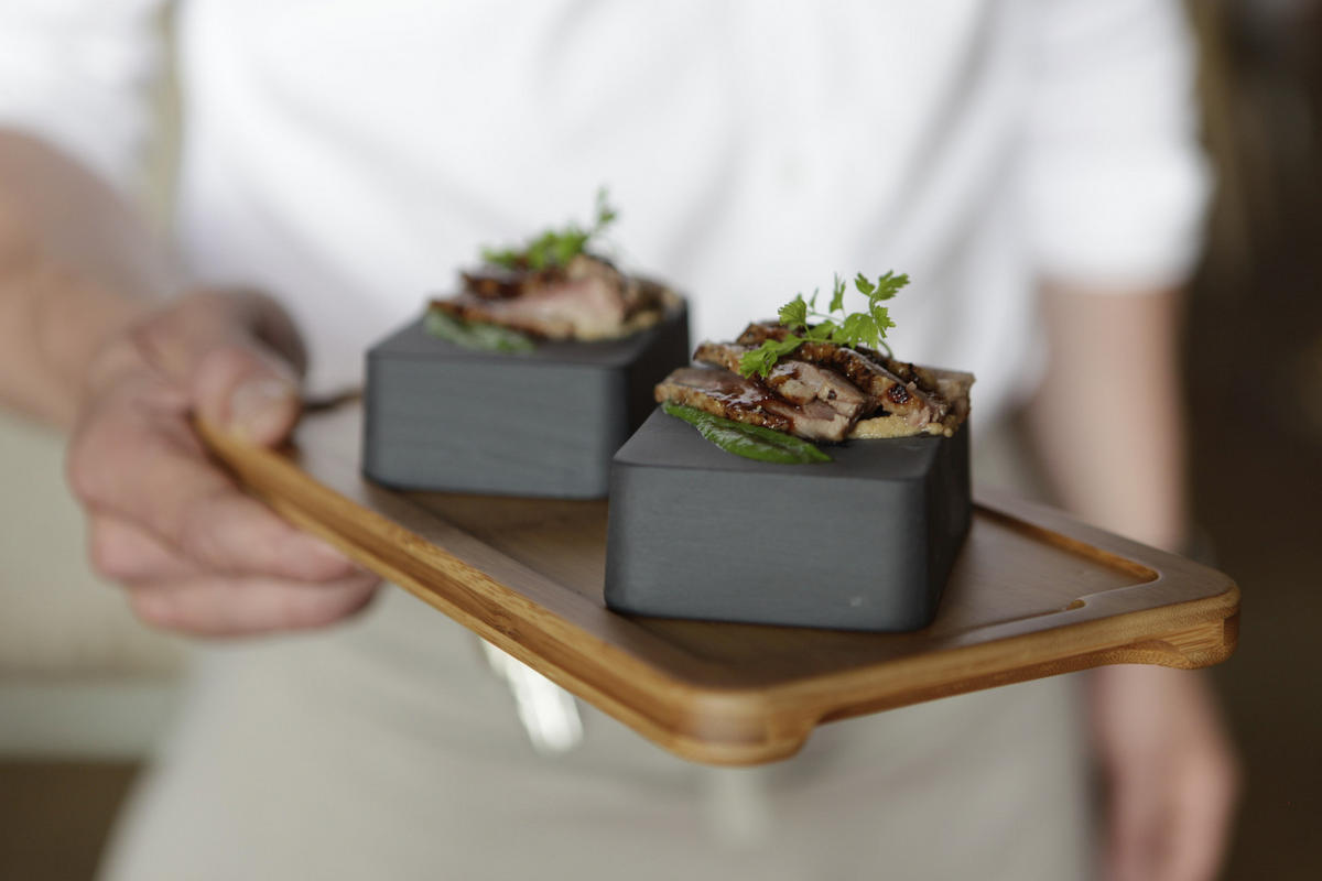 HOLZTABLETT 34 x 19,5 cm FÜR STEAKTELLER 30 x 16 cm Bambus - Braun, Keramik (19.5/1.5/34cm) - Revol Porcelaine France