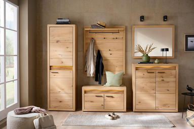 Holz Garderobe mit beigen Hocker und Teppich