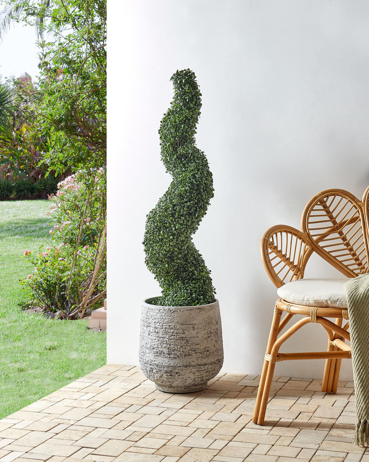 KUNSTPFLANZE im Blumentopf 120 cm Grün/Schwarz Boxwood Spiral Tree - Schwarz/Grün, Kunststoff (120cm) - Beliani