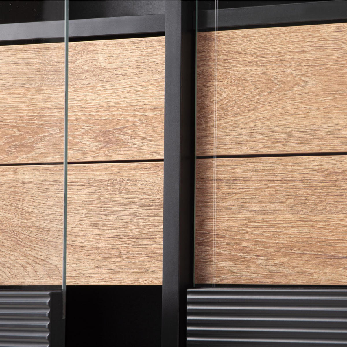 VITRINENSCHRÄNK LOFTY Außenseiteneinlage, schwarz / Eiche natur - Eichefarben/Schwarz, Holzwerkstoff (102/174/41cm) - KONSIMO®