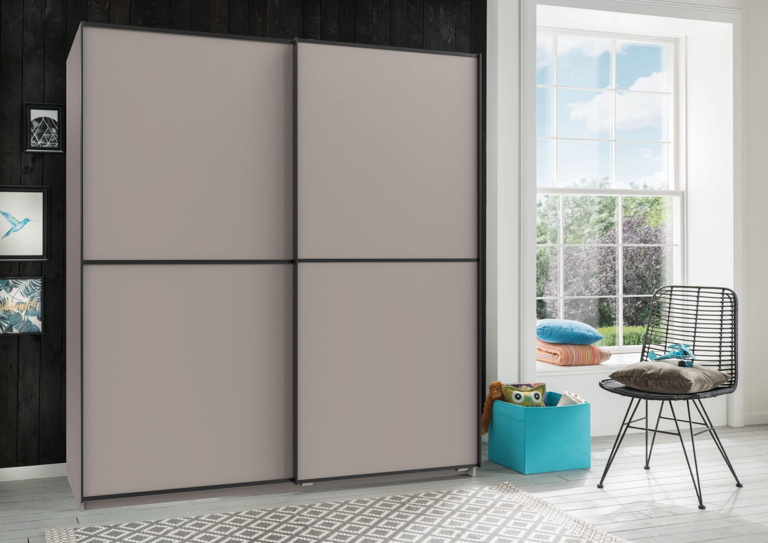 SCHWEBETÜRENSCHRANK Ulm in Saharagrau mit Aufleistungen in Schwarz 135 x 198 x 65 cm (B x H x T) Kleiderschrank ohne Spiegel - Grau, Holzwerkstoff (80/200/120cm)