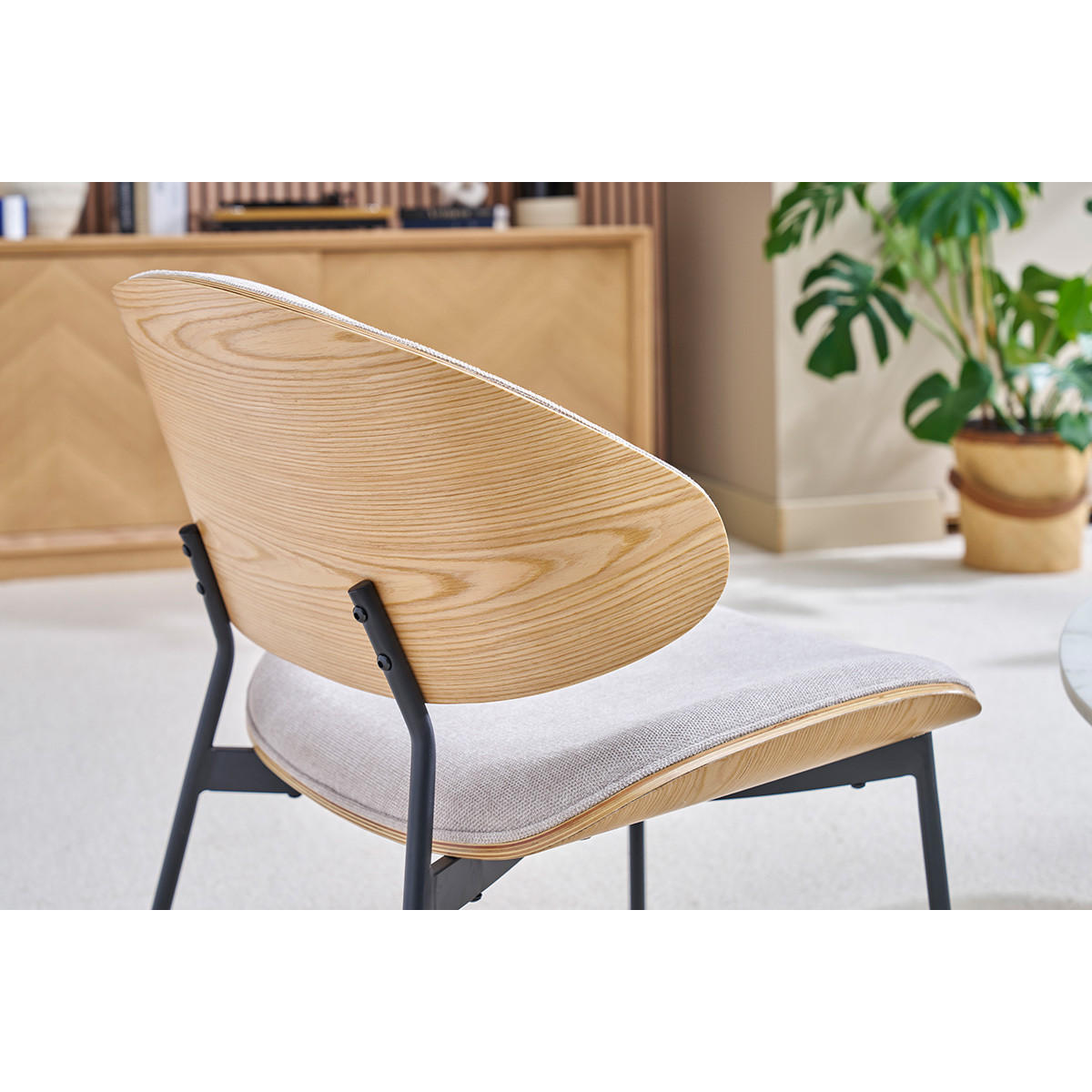 SESSEL in texturiertem Beige Samt-Effekt, helles Holz und schwarzes Metall FABULO - Beige/Naturfarben, Textil (65/75/64cm) - Miliboo