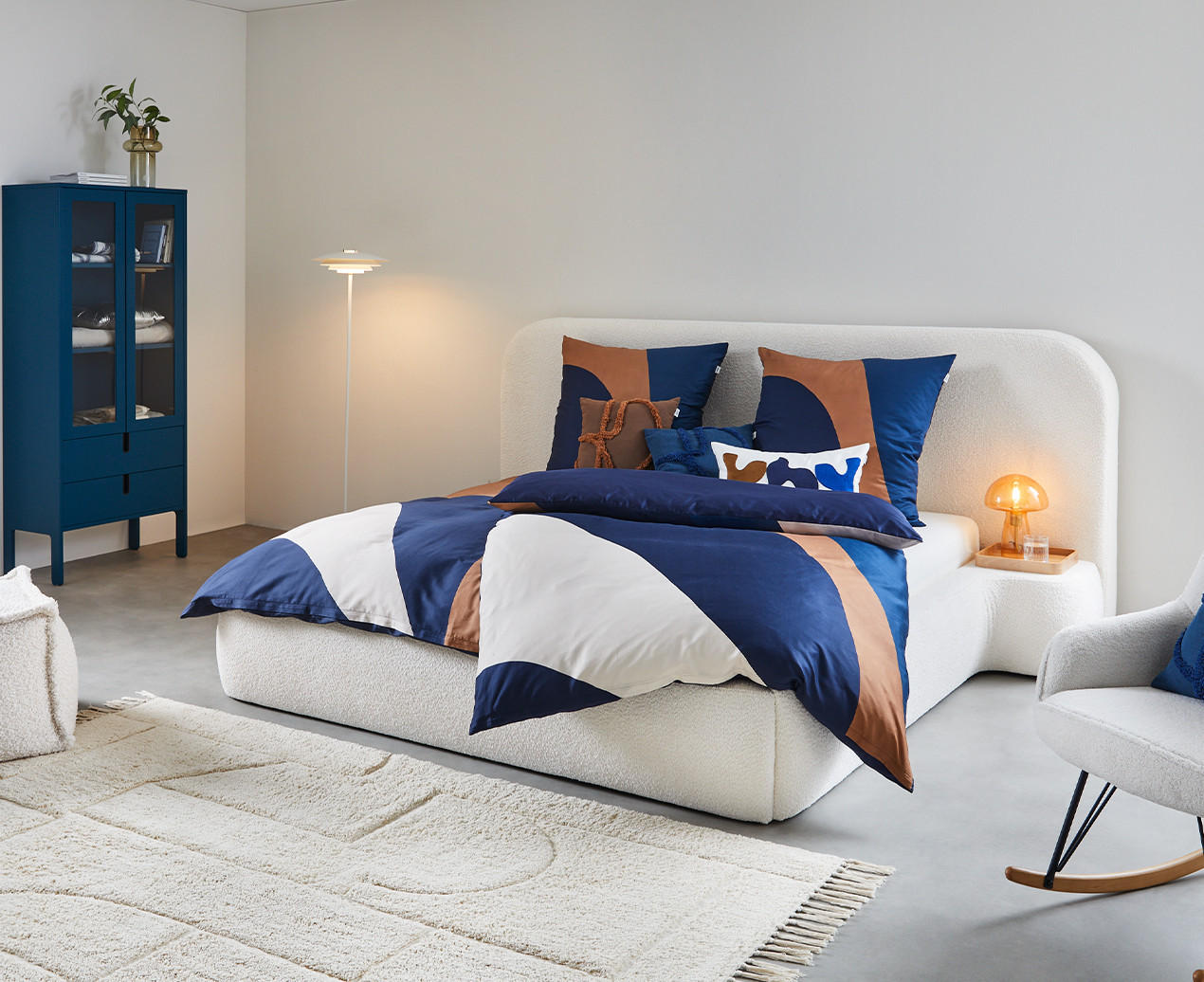 Bett mit WENDEBETTWÄSCHE SW-WAVES Satin