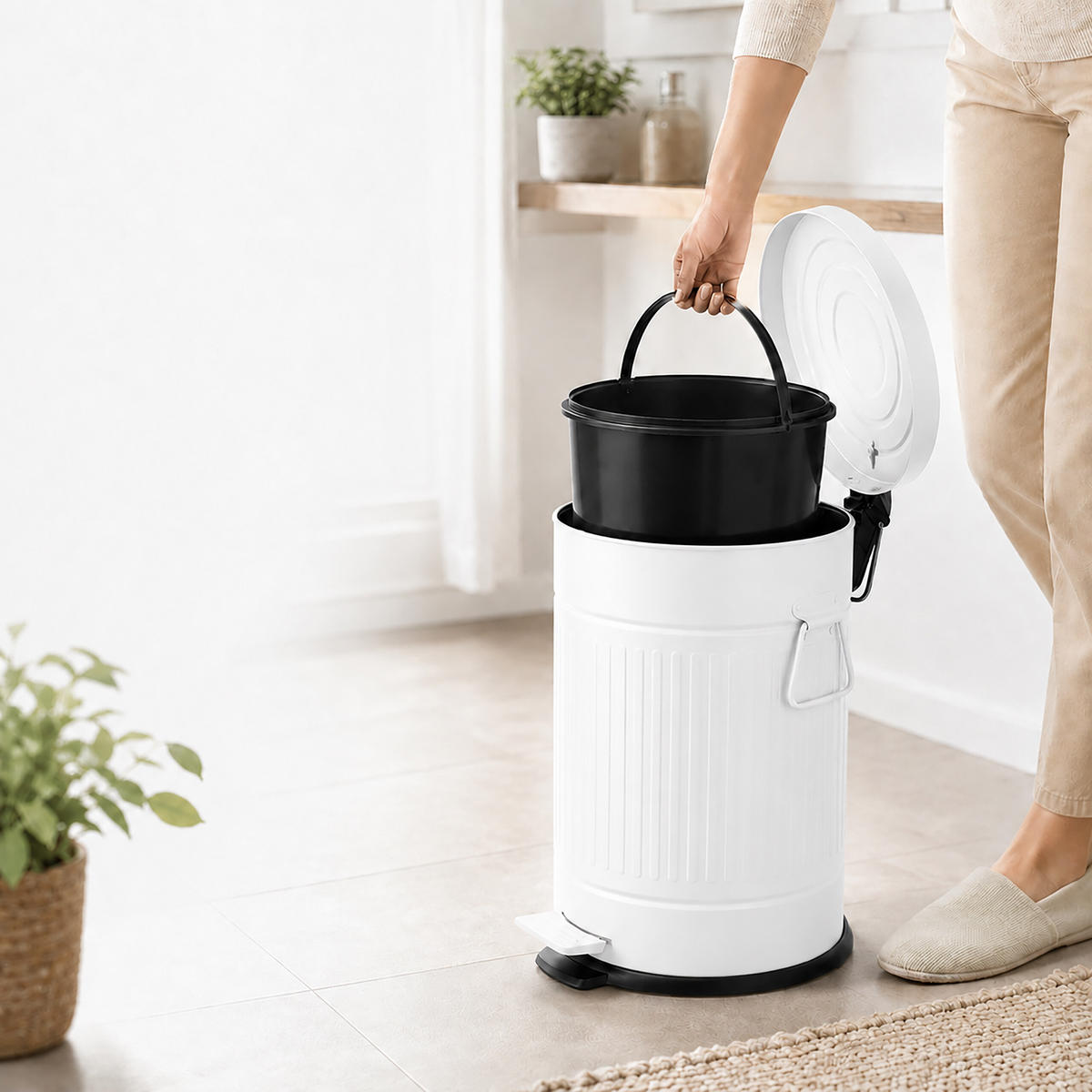 PUBELĂ Albă cu pedală închidere silențioasă 20 l - alb, material plastic/metal (29.5/47/29.5cm) - Relaxdays