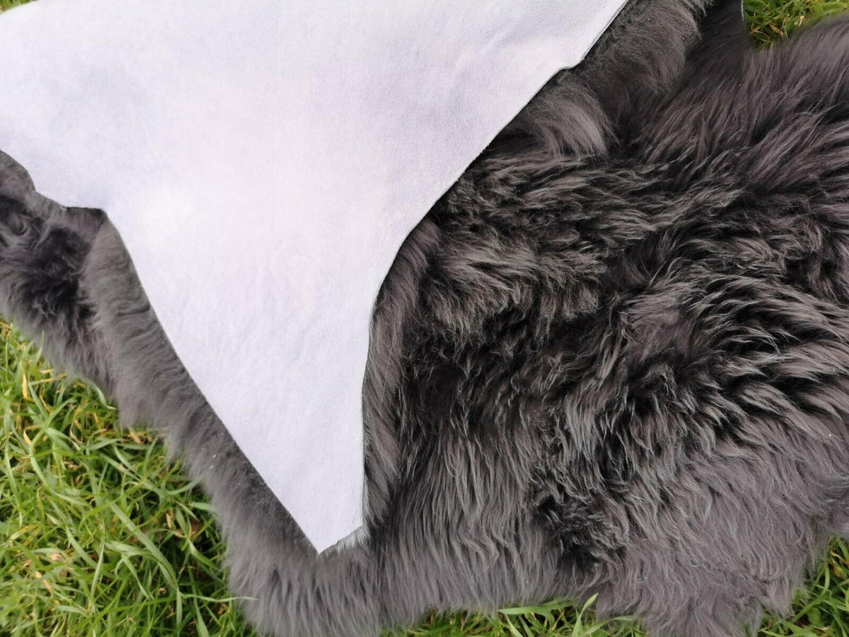 SCHAFFELL Lammfell Dunkelgrau, ca. 130 cm - Dunkelgrau/Grau, Fell (80/130cm) - Provellus