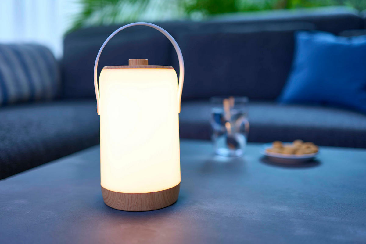 LED-AKKU-LATERNE - dimmbar mit warmweißem und buntem RGB-Licht, Soundsensor und Holzhenkel für Garten und Terrasse, 1er-Set - Weiß, Kunststoff (10.3/10.3/17.3cm) - Northpoint