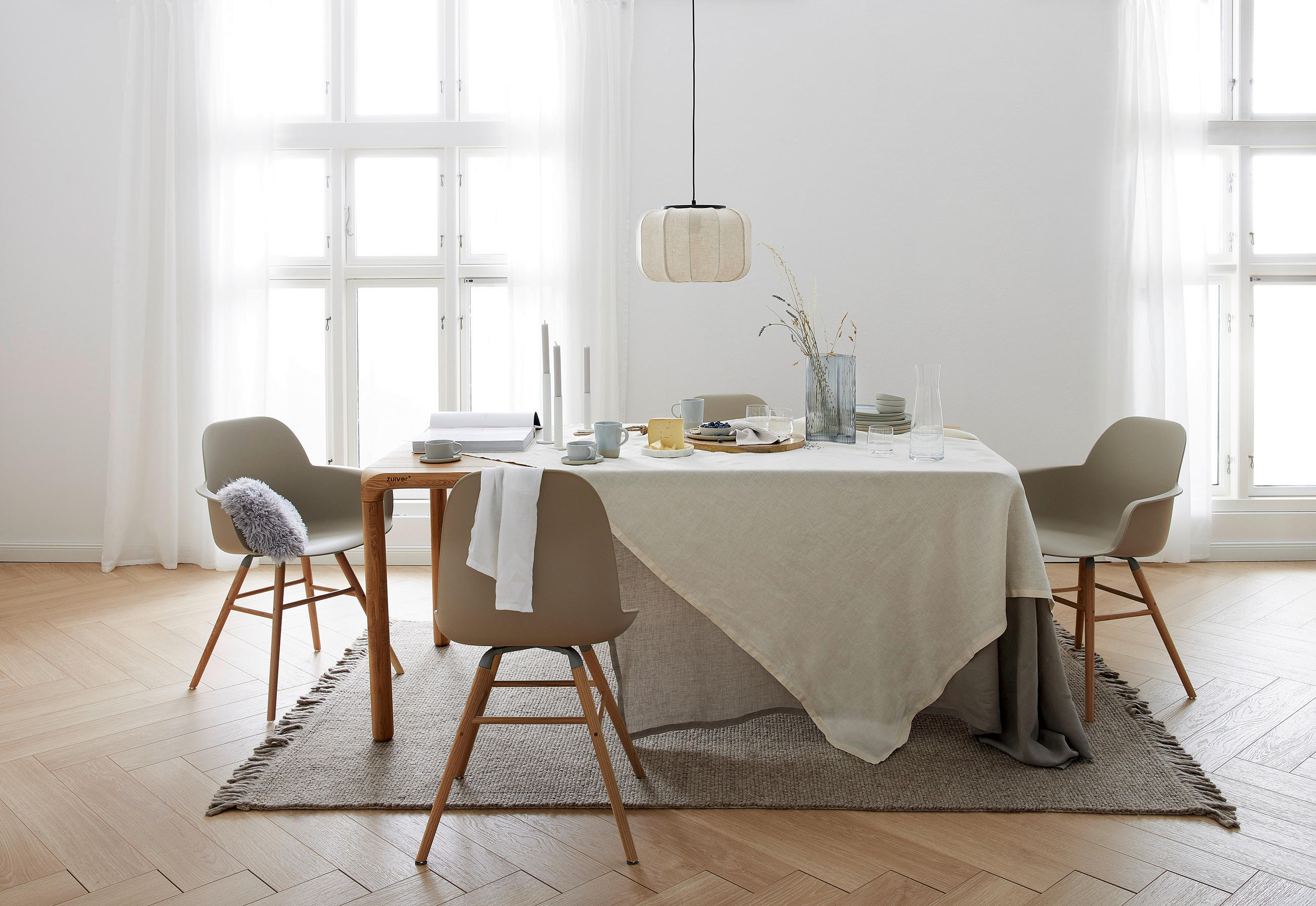 Jídelna ve scandi stylu v béžové barvě