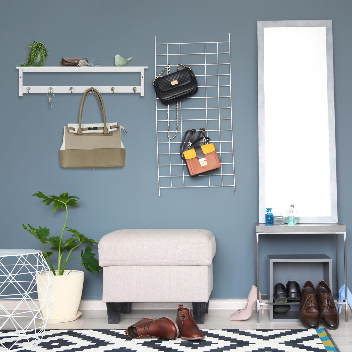 NÁSTENNÝ vešiak s policou - biela, kov/drevo (75/18/16cm) - Relaxdays