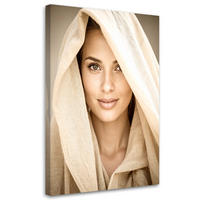 LEINWANDBILDER, Porträt einer Frau eingehüllt in einen zarten beigen Stoff - Beige, Textil (70/100cm) - Feeby