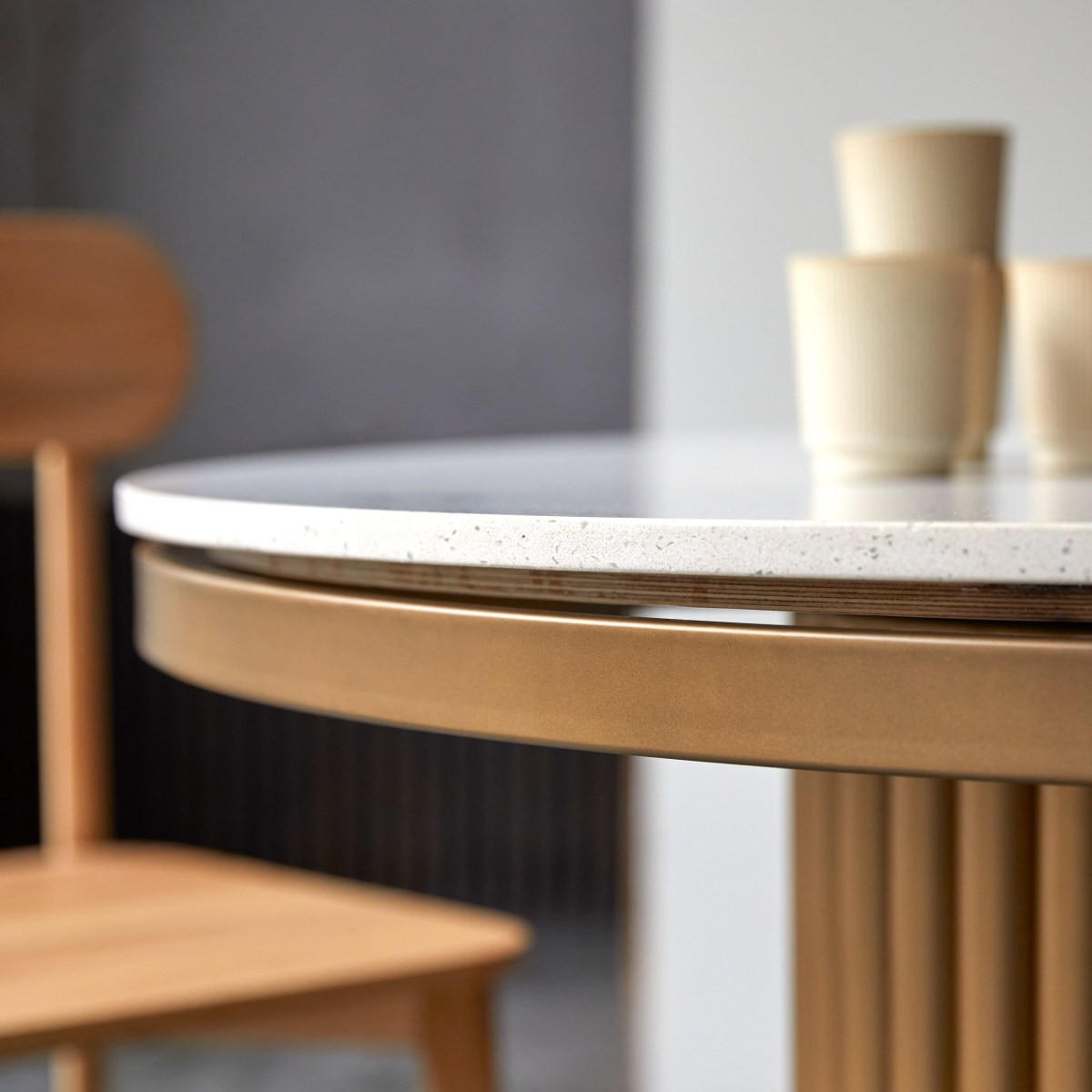 TISCH Isaure Weiß aus Terrazzo - Weiß, Stein (107/107/76cm) - Tikamoon