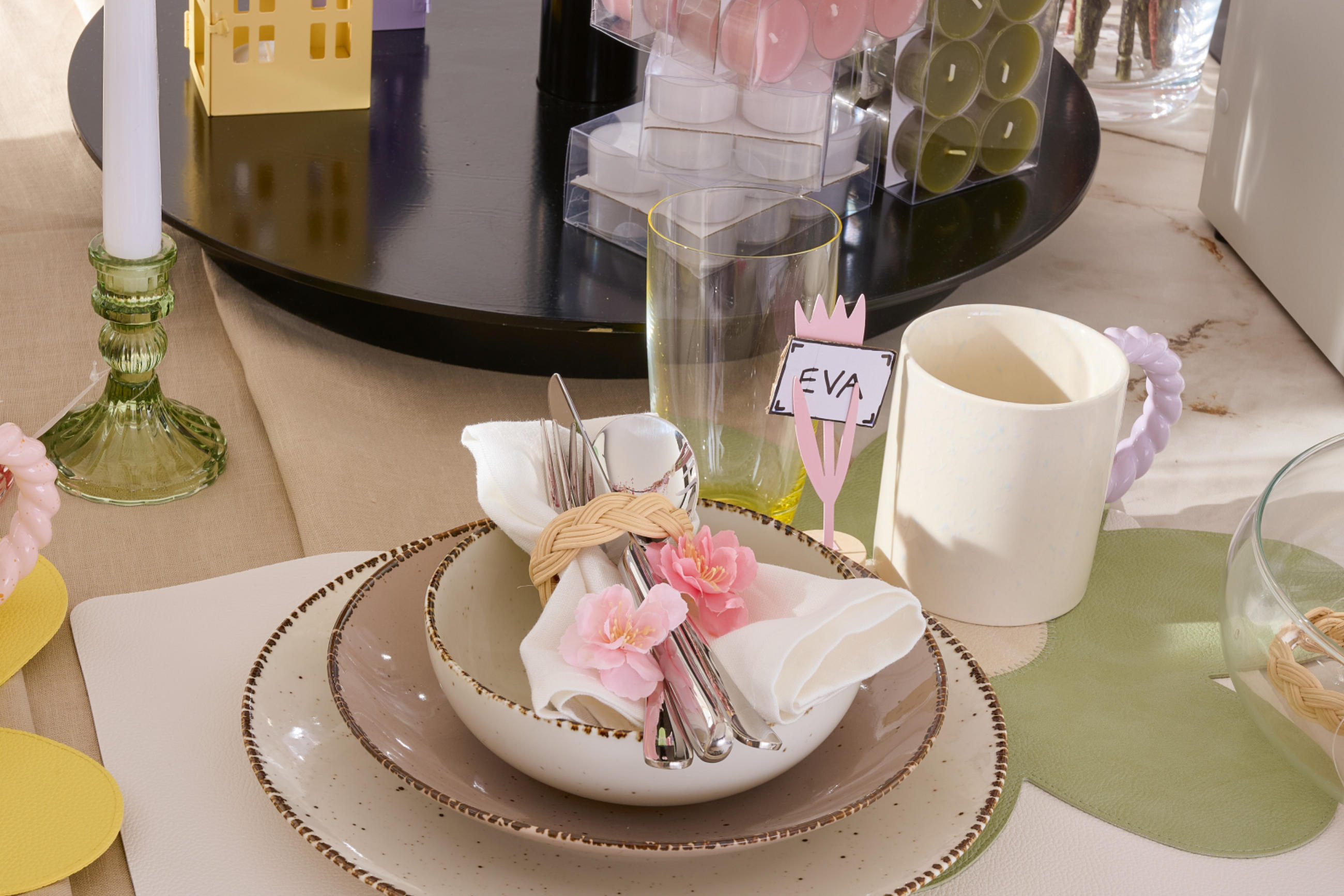 Gedeckter Esstisch mit rosa weißer Deko