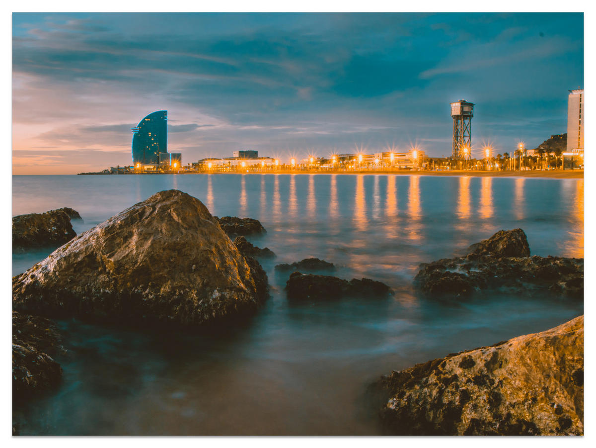 FOTOTAPETE für Wohnzimmer Barcelona Küste Nacht Meer Felsen 500x350 - Blau, Papier (500/350cm) - Muralo