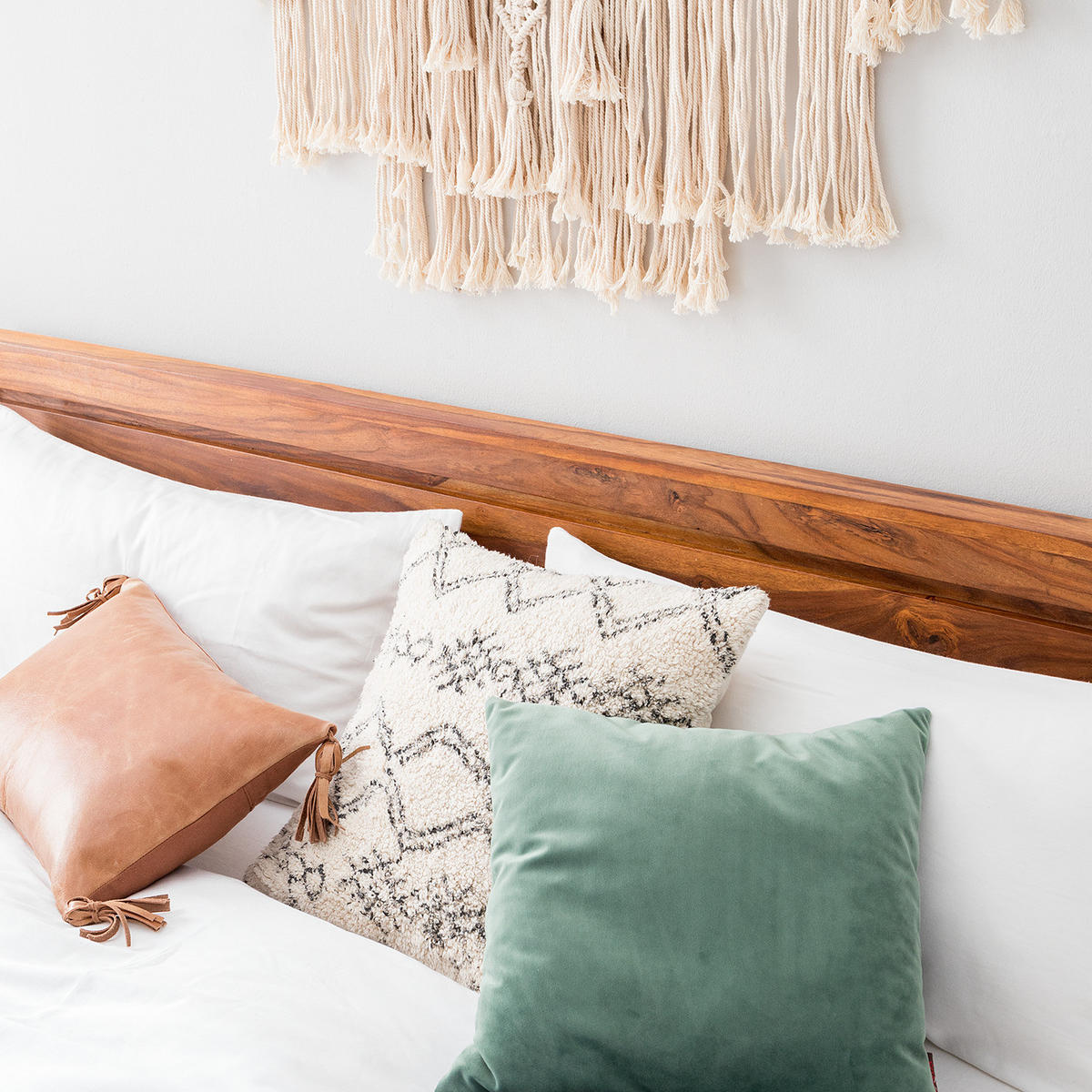 MASSIVHOLZBETT - Sheesam massiv - Sheeshamfarben, Holz (180/200cm) - home24