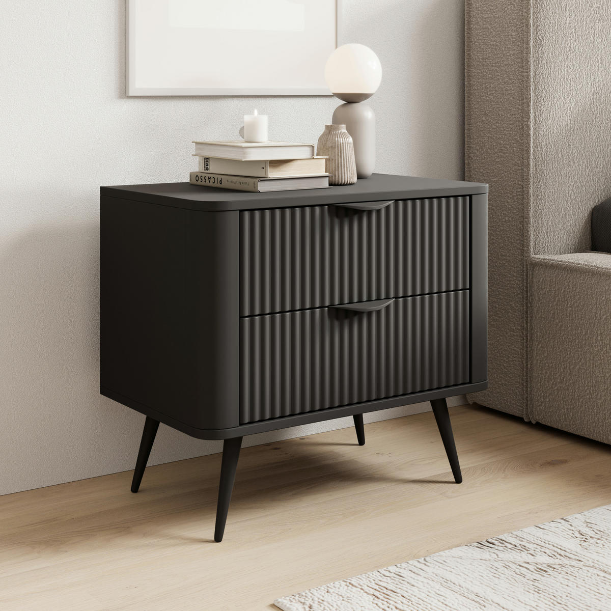 NACHTTISCH LEKNES STO1 Reliefierte Fronten aus MDF-Platte Schwarz Schwarz - Schwarz, Holzwerkstoff (63/55/38cm) - Komodee