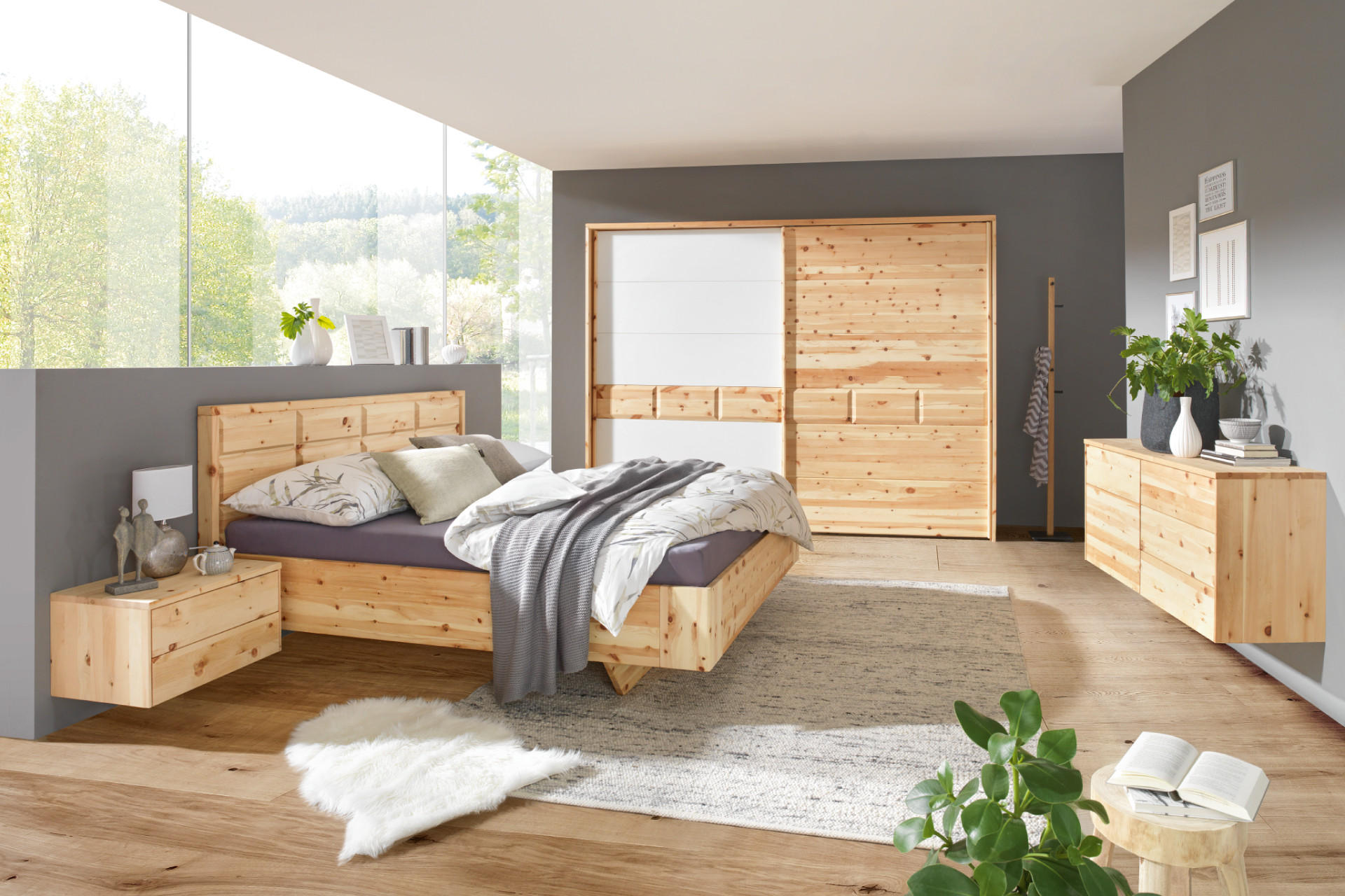 Schlafzimmer aus Holz mit grauern Lehne