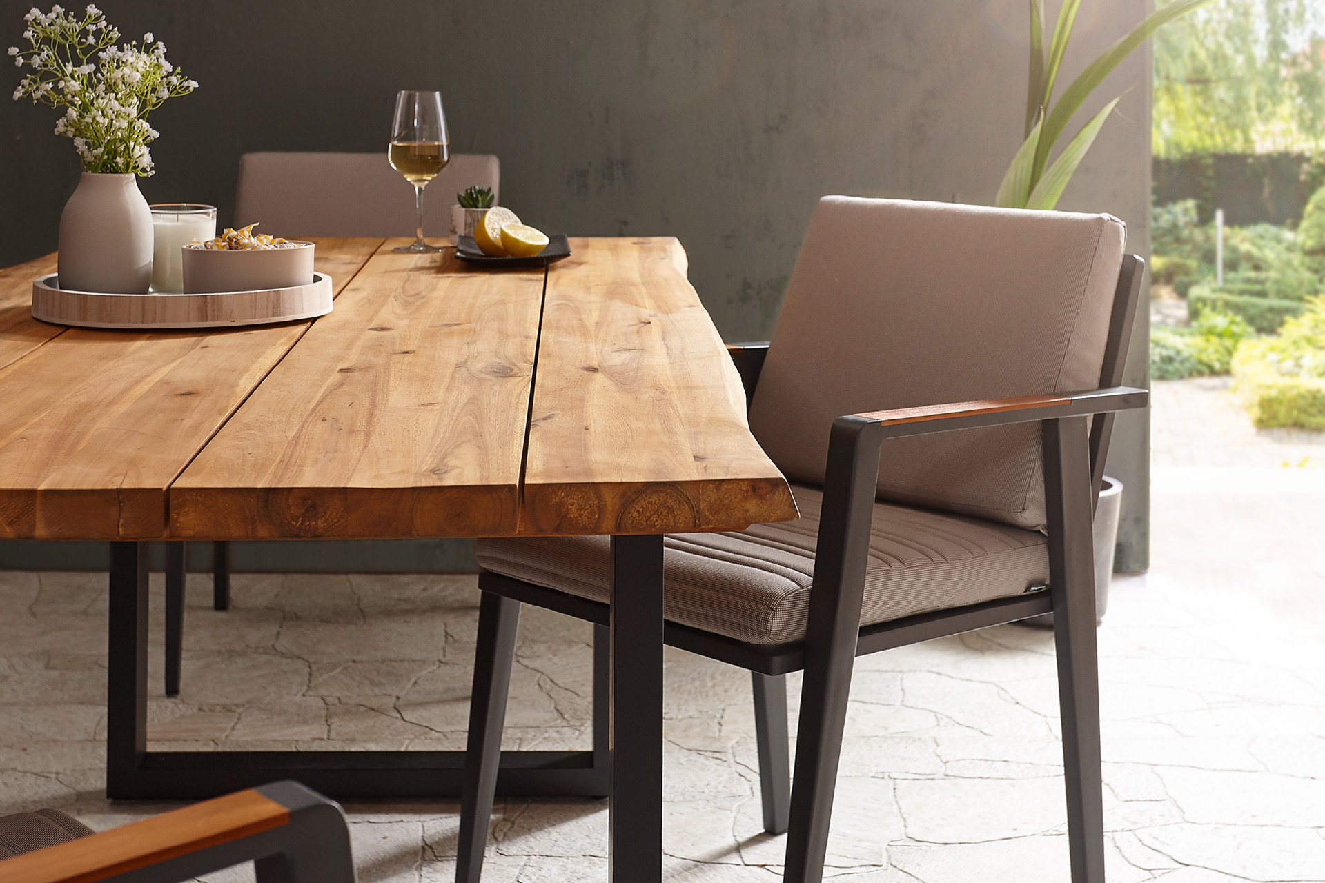 Hochwertiger Gartentisch aus Massivholz