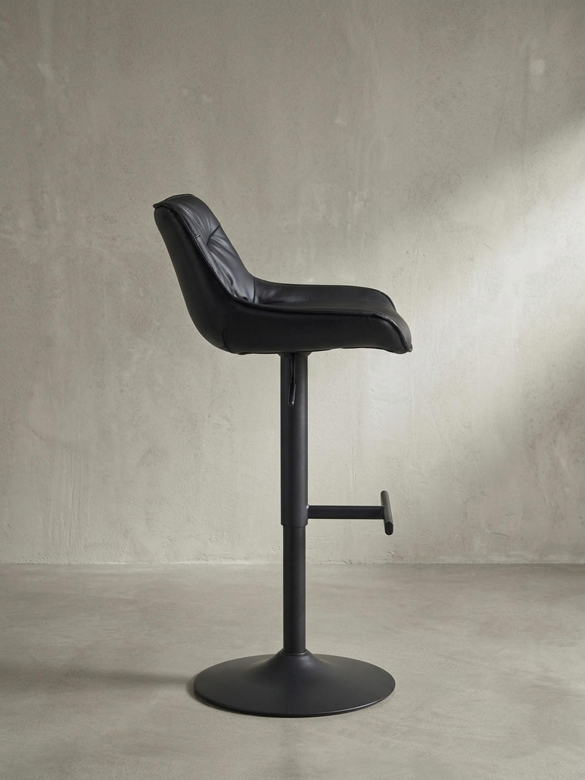 BARHOCKER – Kunstleder Schwarz, Rückenlehne, höhenverstellbar 86–106 cm, Trompetenfuß, 100 kg - Schwarz, Kunststoff/Textil (45/106/55cm) - KADIMA DESIGN