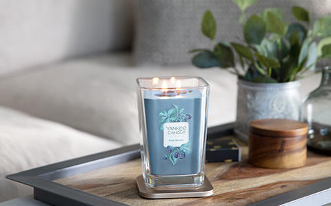 Yankee Candle Dark Berries auf Tablett