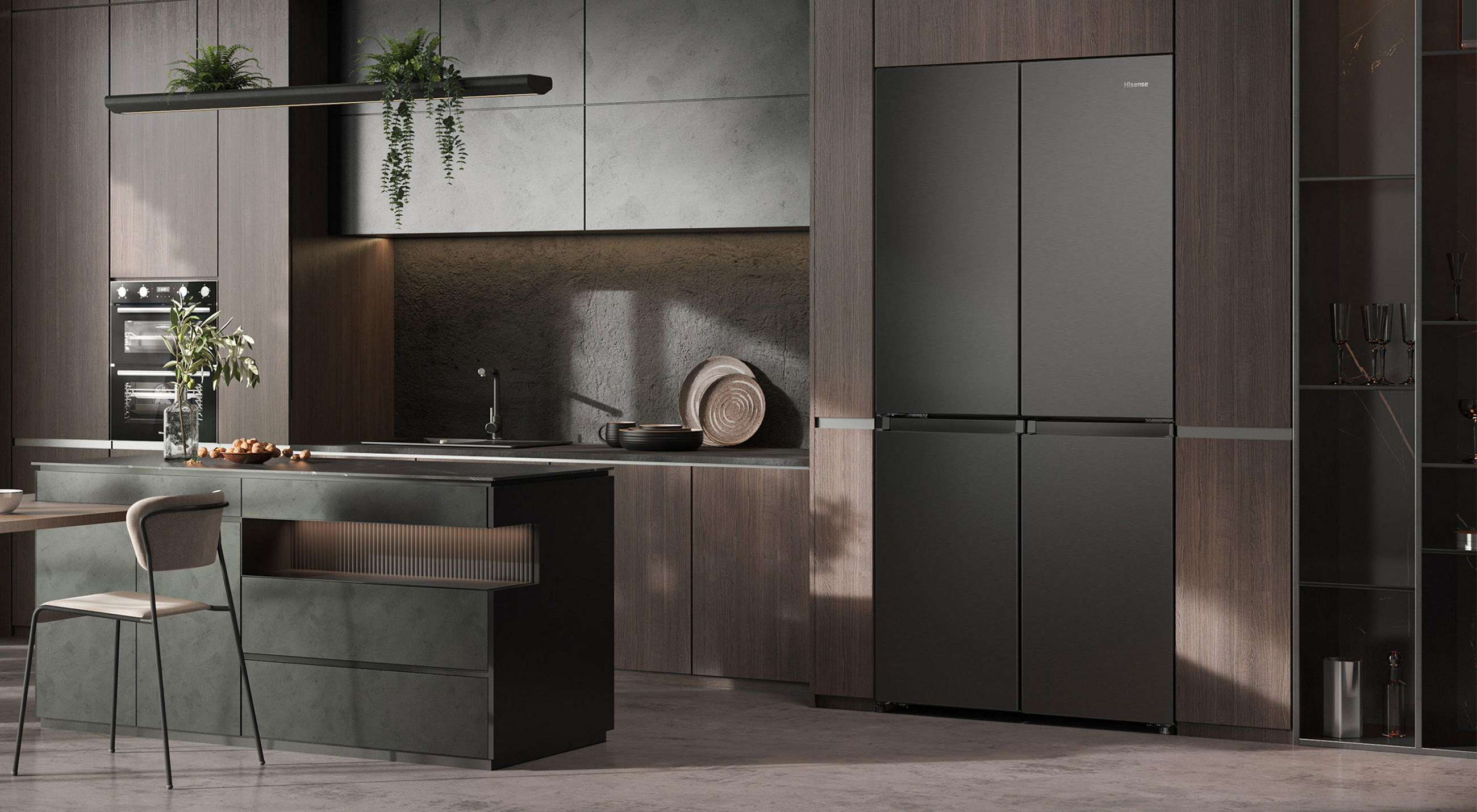Moderner Multi-Door-Kühlschrank von HISENSE in griffloser Designküche, die dunkle Oberflächen & Holzmaterialien stilvoll vereint.