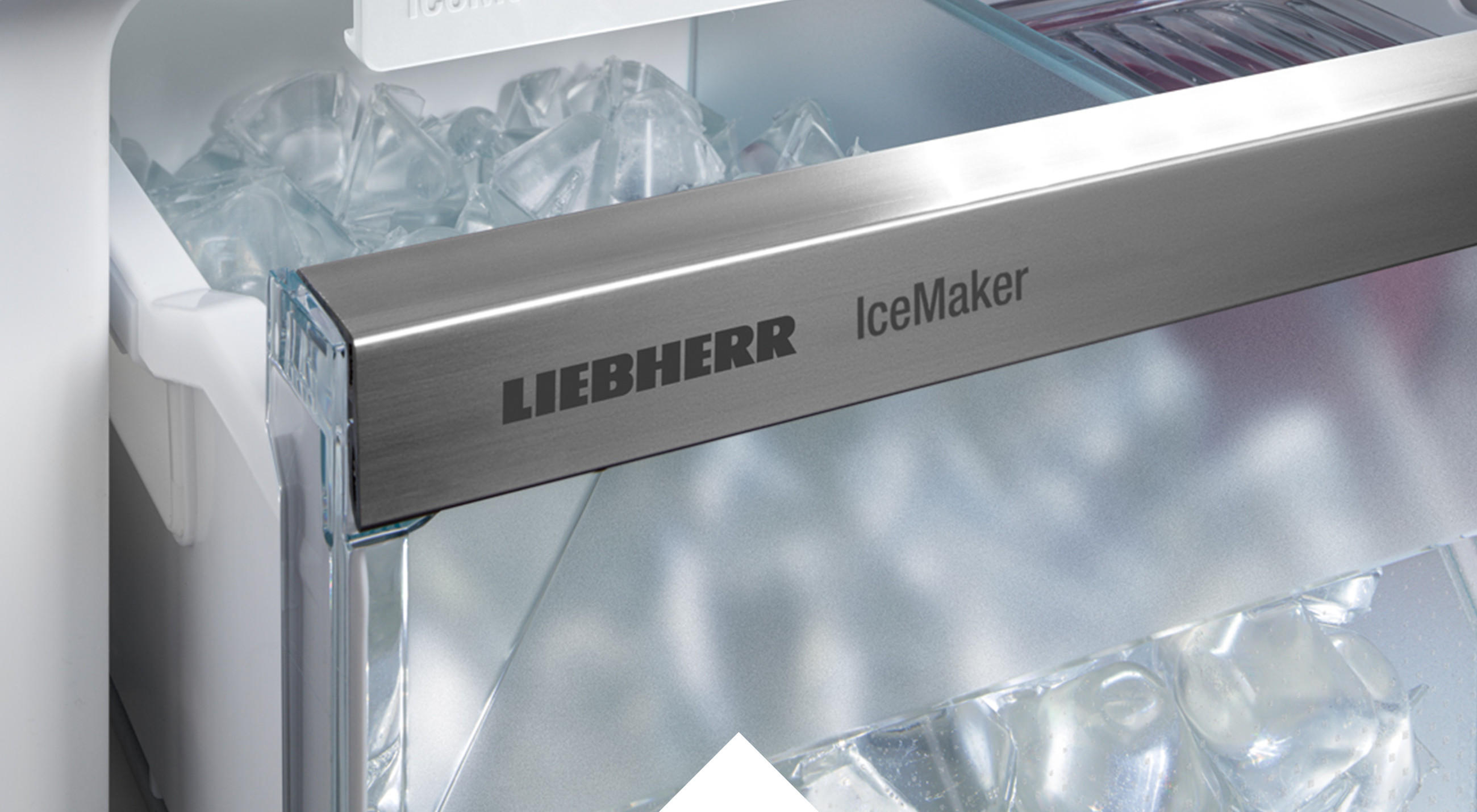 Detailaufnahme von Eiswürfel in einem Kühlfach; IceMaker-Funktion von LIEBHERR.