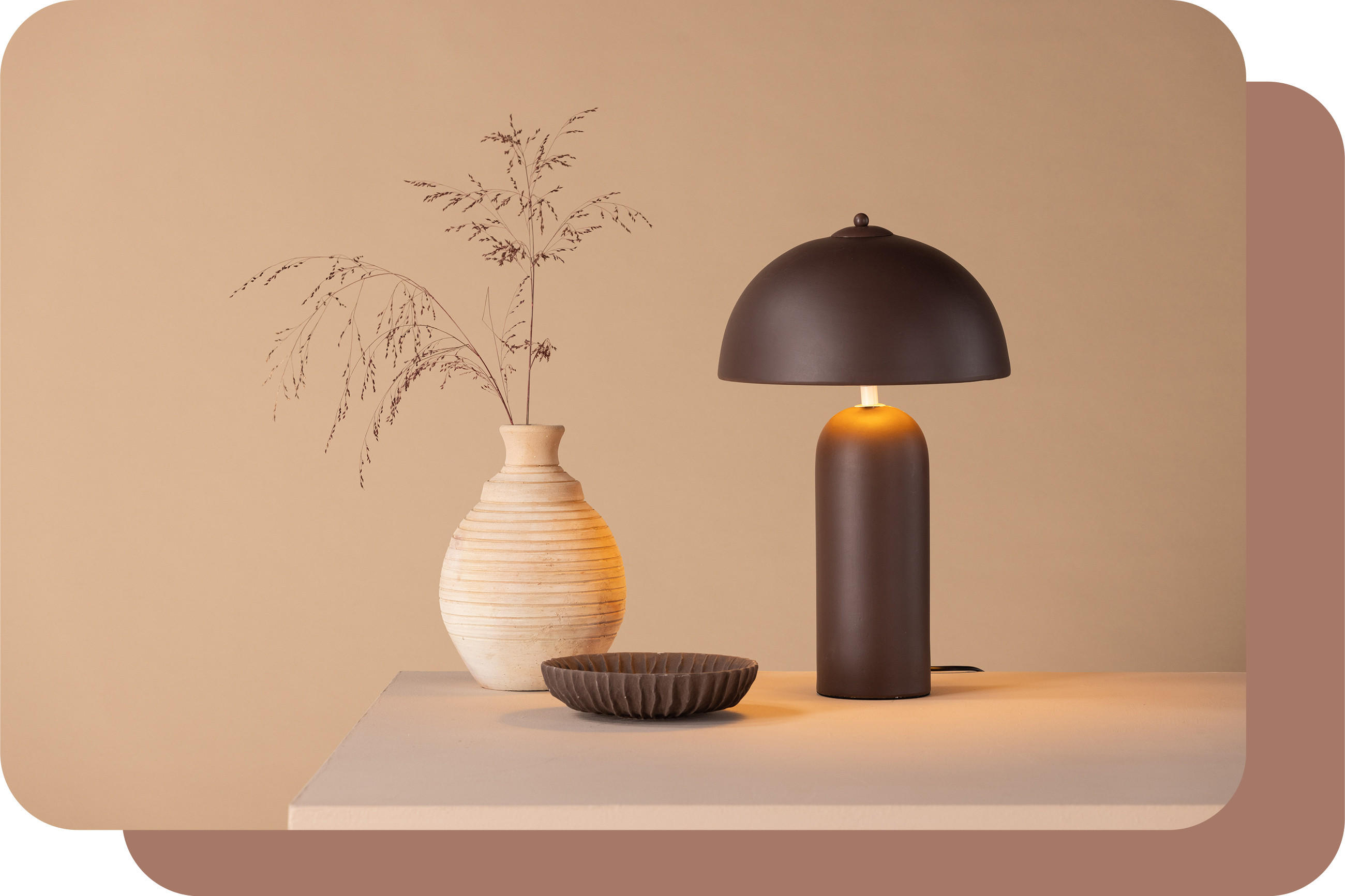 Váza, miska a stolní lampa v barvě roku 2025 a minimalistickém designu