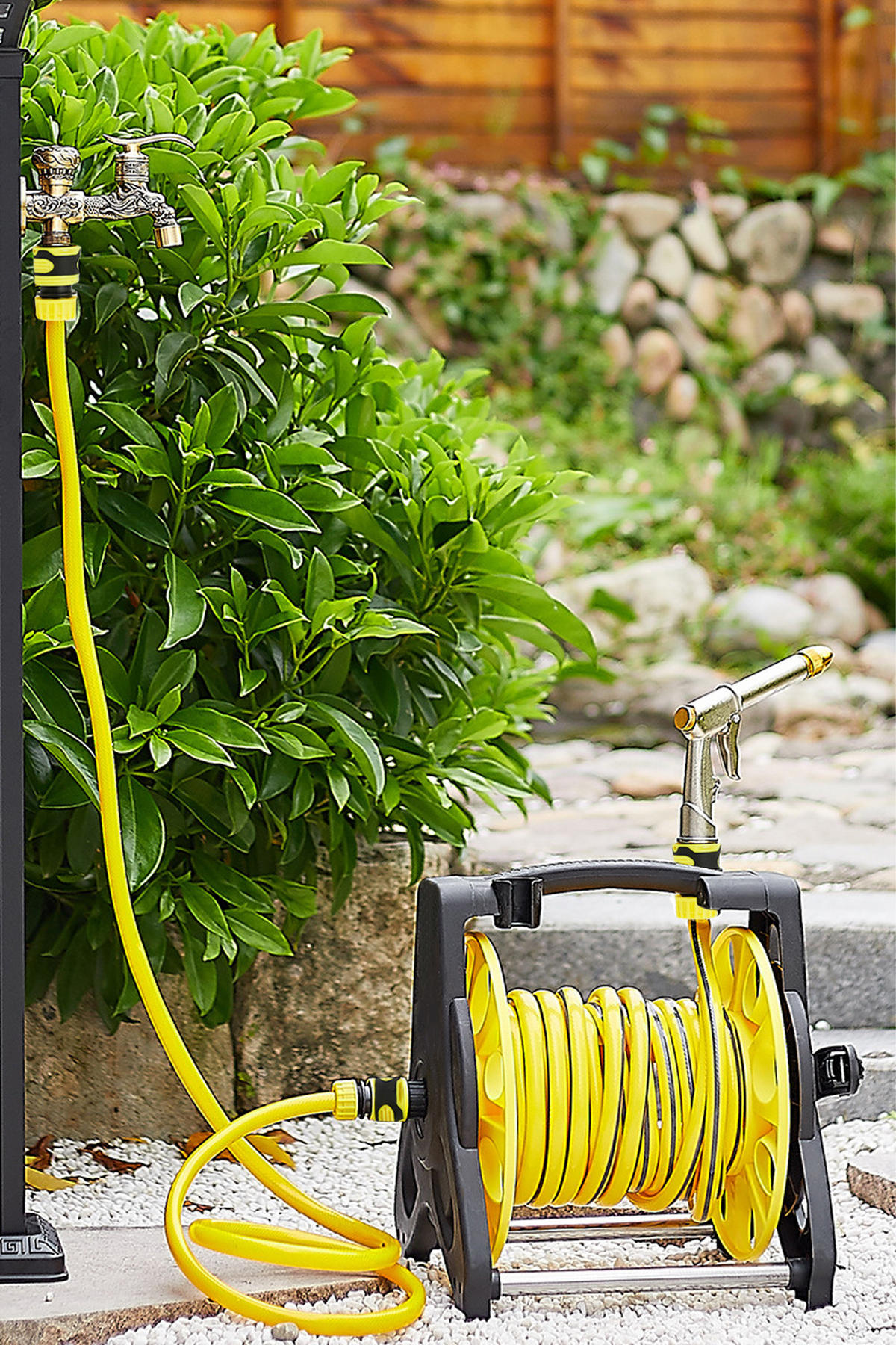 GARTENSCHLAUCHWAGEN-SET mit Aufroller 35m verstärkter PVC Schlauch 3 Sprühmodi Hochdruckpistole gelb/schwarz - Gelb, Kunststoff (35cm) - Livingandhome