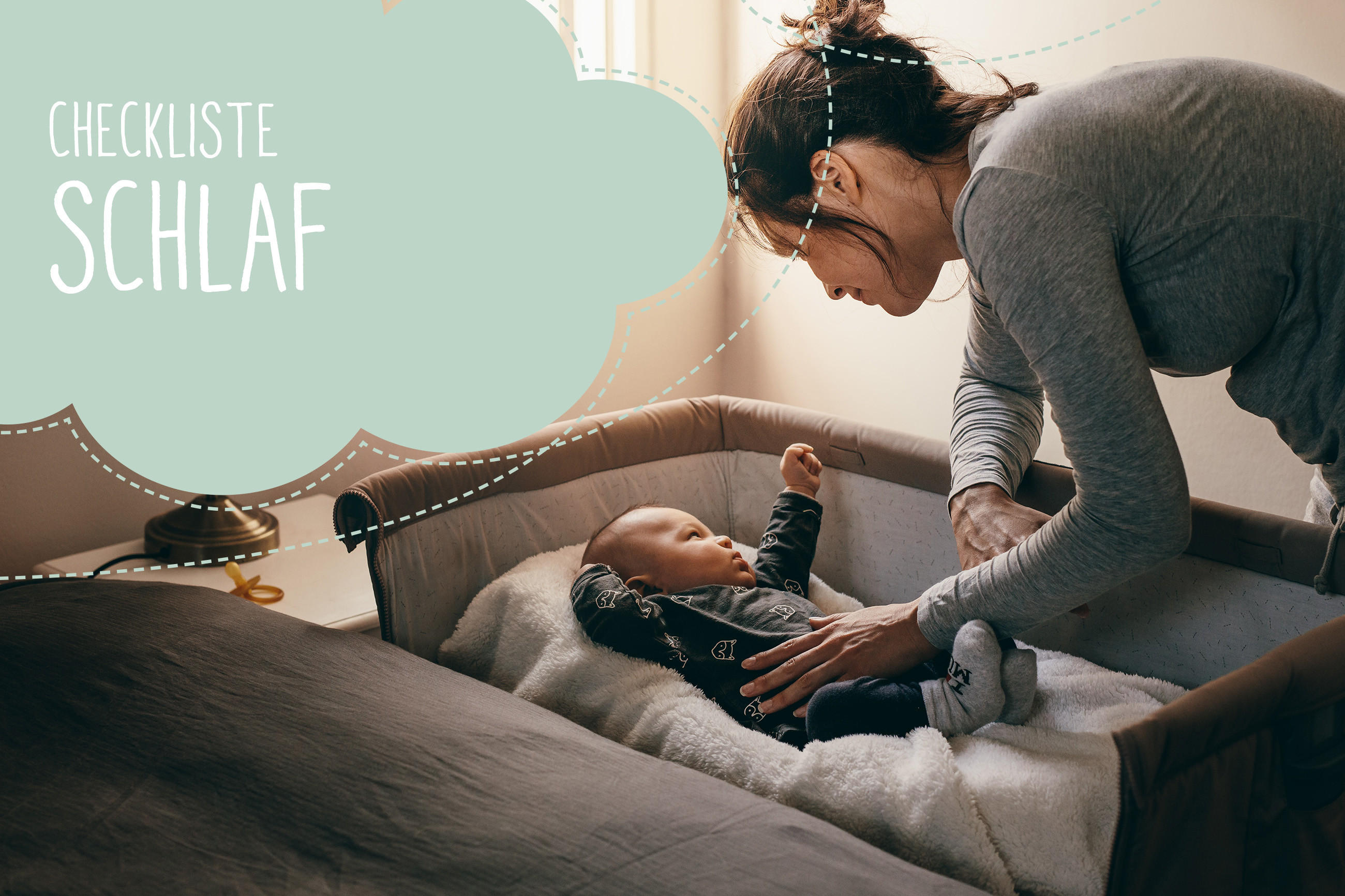 Erwachsene Person beugt sich über ein Baby im Bett; links im Bild steht der Text „CHECKLISTE SCHLAF“