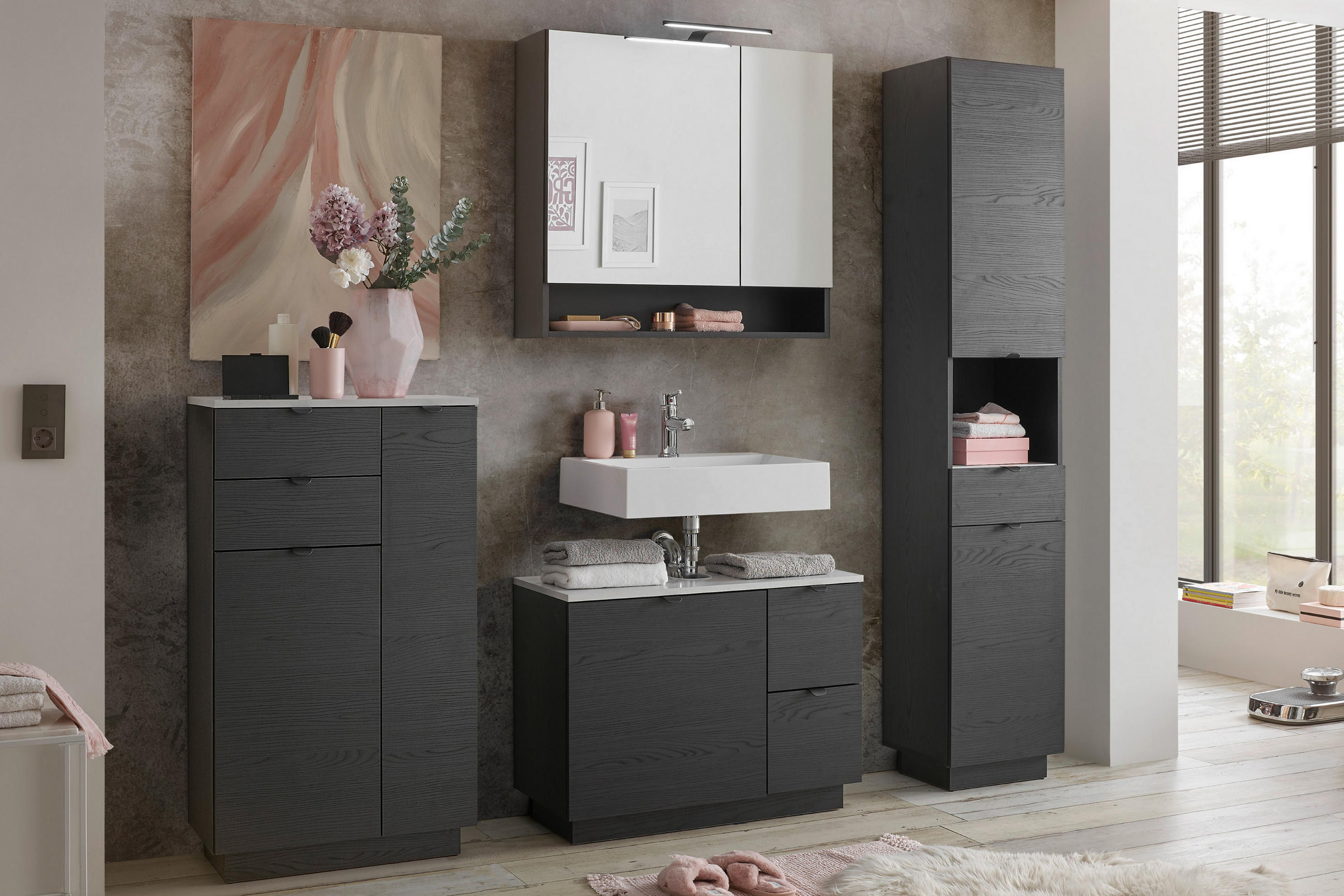 moderne Badeinrichtung, beleuchteter Spiegelschrank in einem grauton