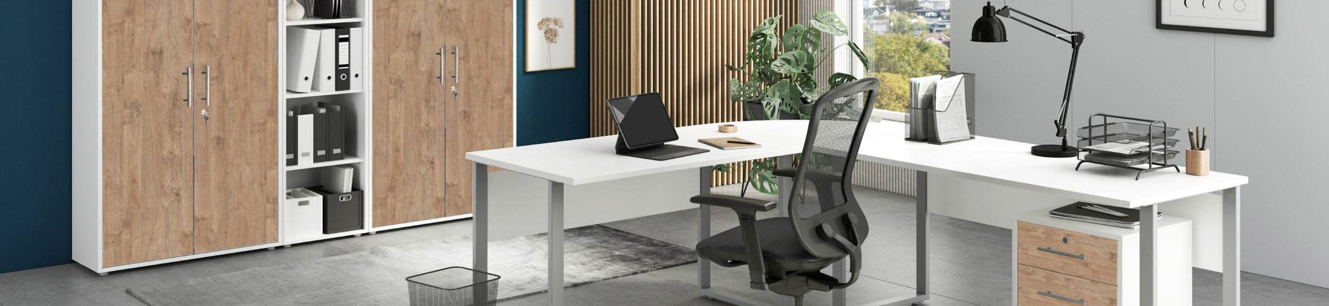Modernes Büro mit Eckschreibtisch, Bürostuhl, Rollcontainer und Aktenschränken in Weiß und Gold vor großen Fenstern