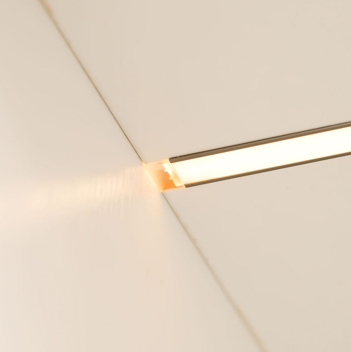 HIGHBOARD 110,5/35/160 cm in Weiß mit LED-Beleuchtung und Seitenauszug - Weiß, Holzwerkstoff (110.5/160/35cm) - Flora Grace