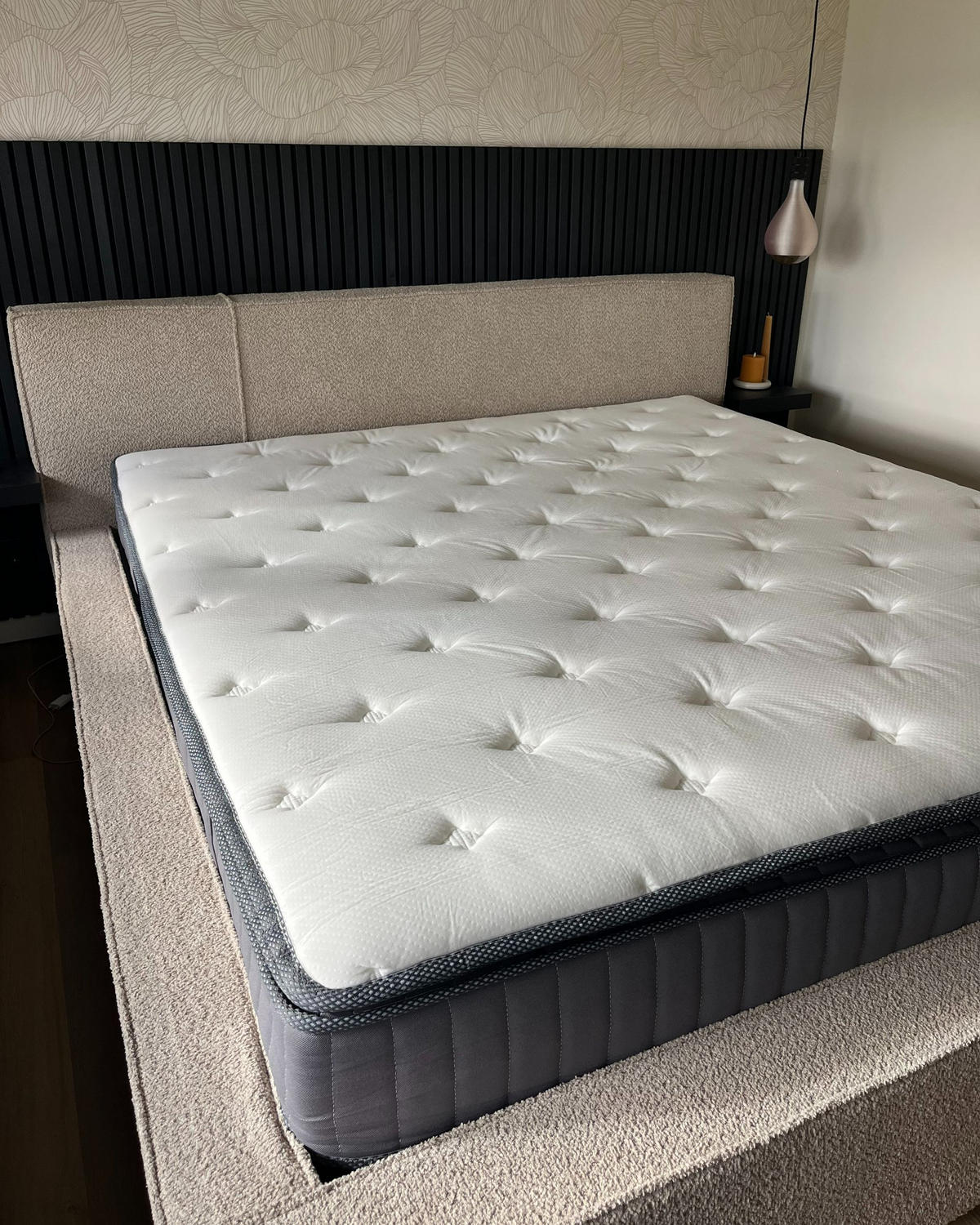 MATRACE s kapsovými pružinami, gelem a paměťovou pěnou H2/3 Střední 180/200 cm Pleasant - bílá, textil (180/200cm) - Beliani