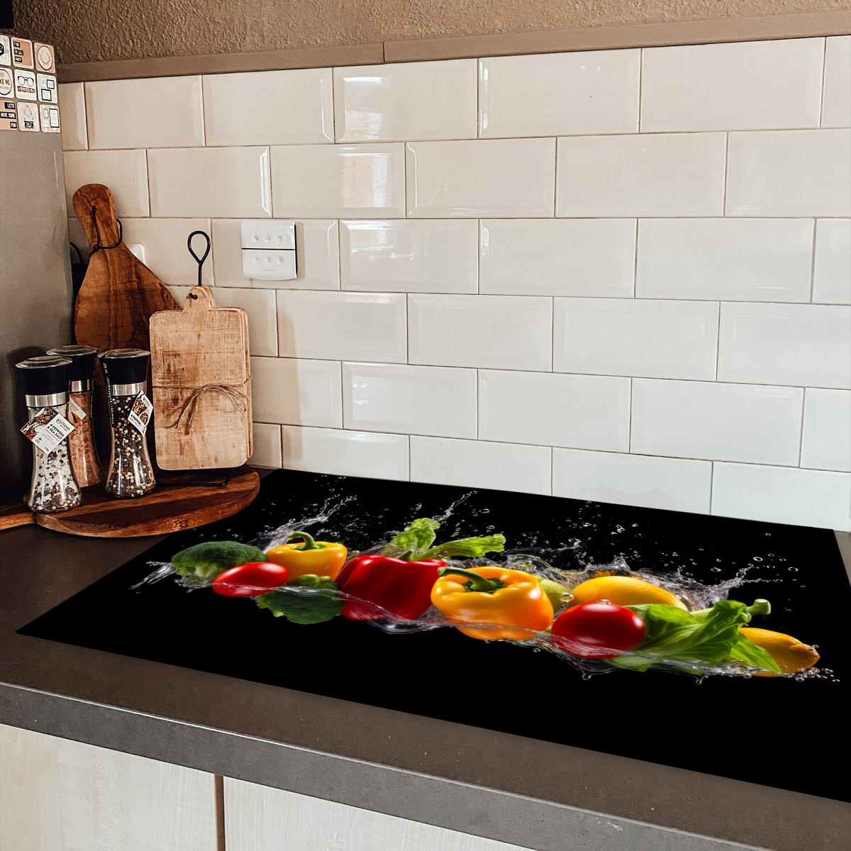 HERDABDECKPLATTE Paprika - Wasser - Gemüse - Schwarz Induktionsmatte 83x51 cm - Multicolor, Kunststoff (83/51.5/0.2cm) - MuchoWow