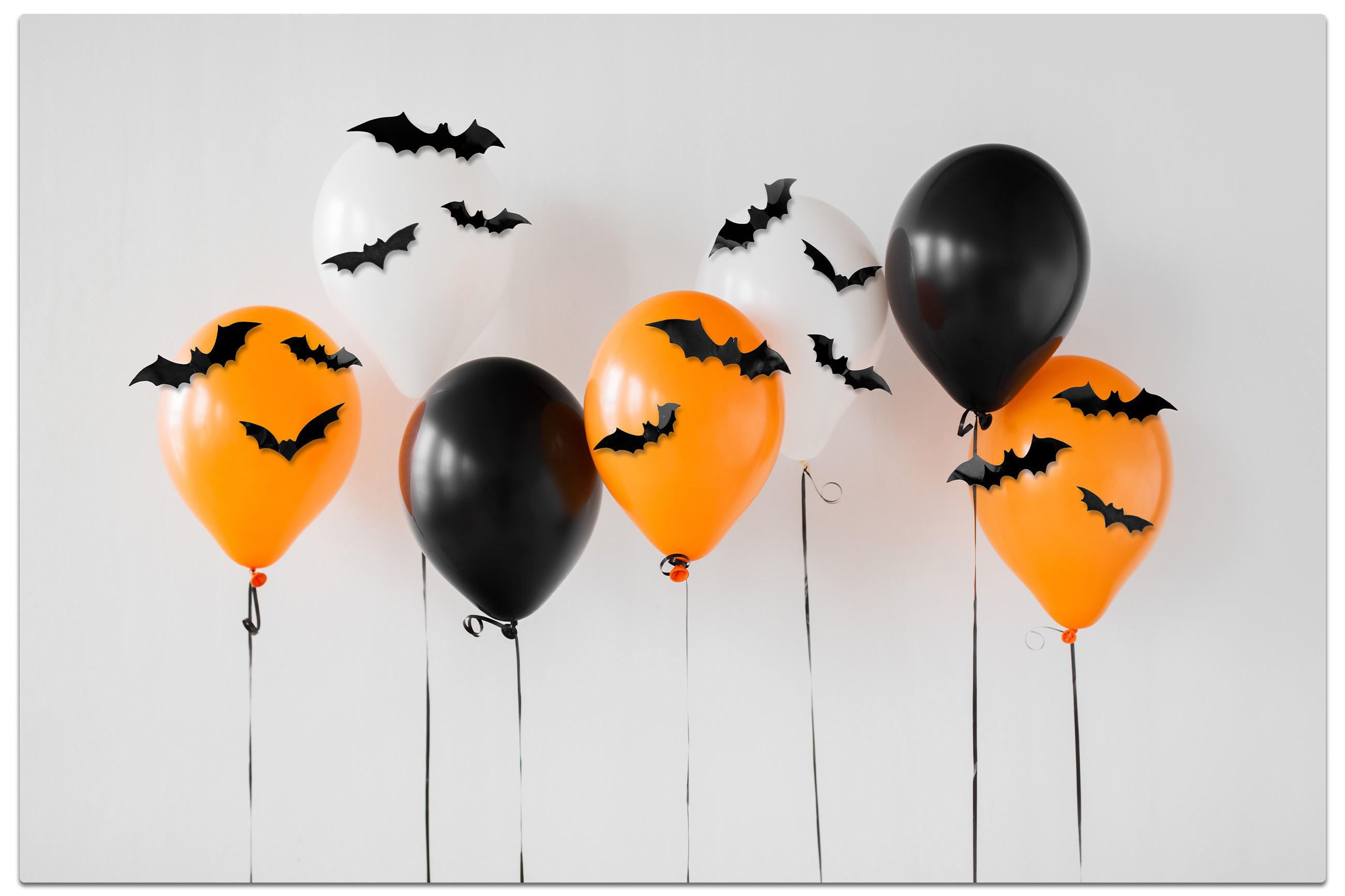 Luftballons für Halloween, verziert mit Fledermäusen, die die Stimmung für das Fest der Geister heben.