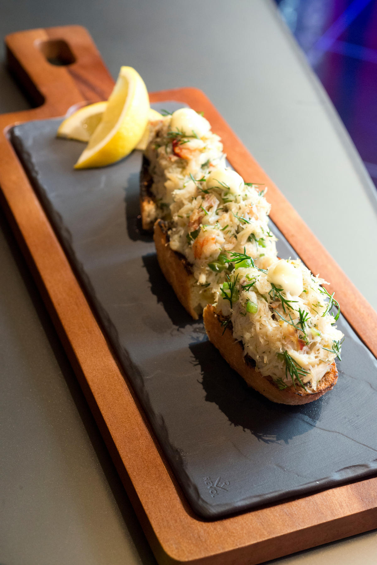 HOLZTABLETT 43 x 14 cm, RECHTECKIG FÜR TELLER/ PLATTE 30 x11 cm Akazie - Braun, Keramik (14/1.5/43cm) - Revol Porcelaine France