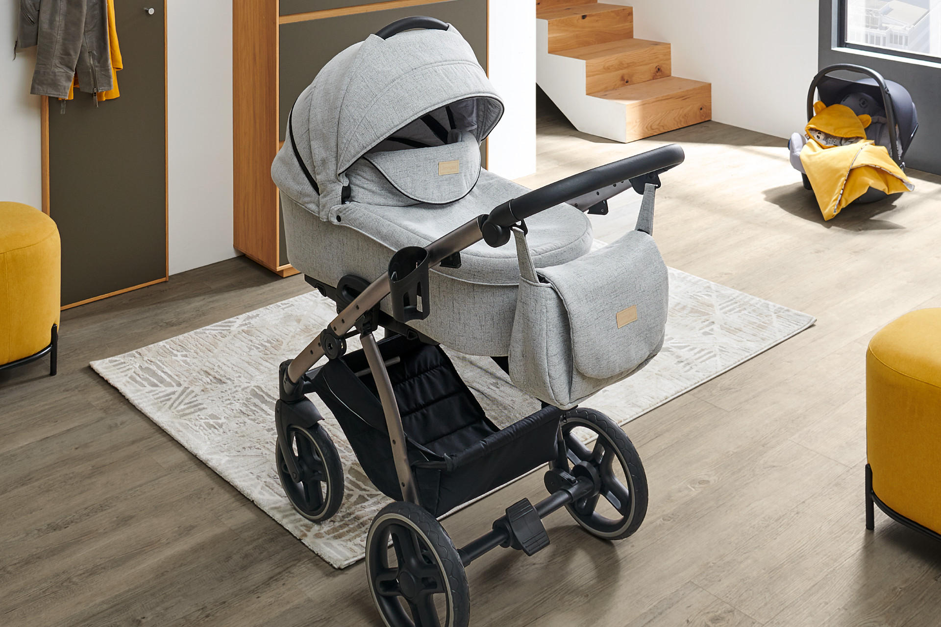 Grauer Kinderwagen