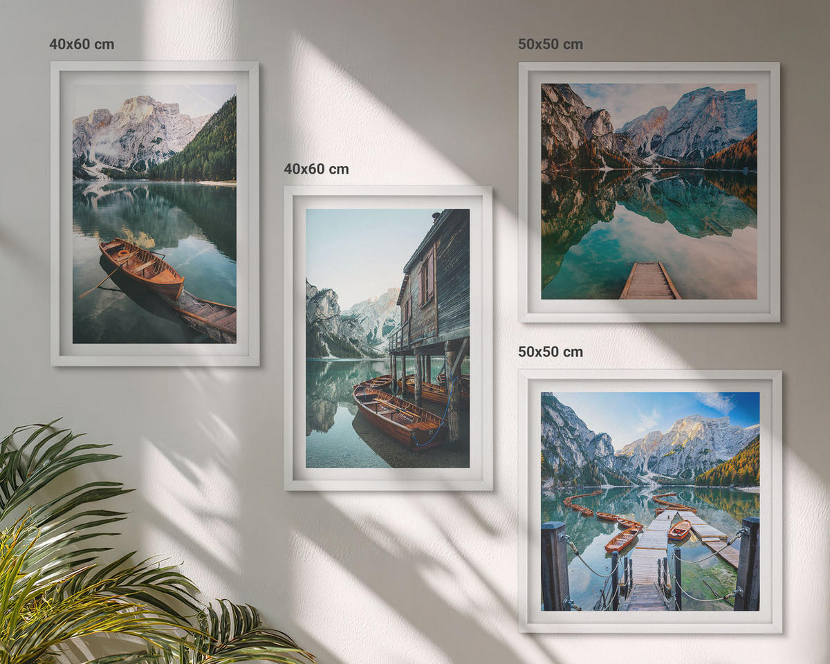 BILDER SET 4er Set - 50x50 cm & 40x60 cm Weißer Rahmen - See, Berge, Boote, Ferienhaus - Weiß, Kunststoff (50/50cm) - TULUP