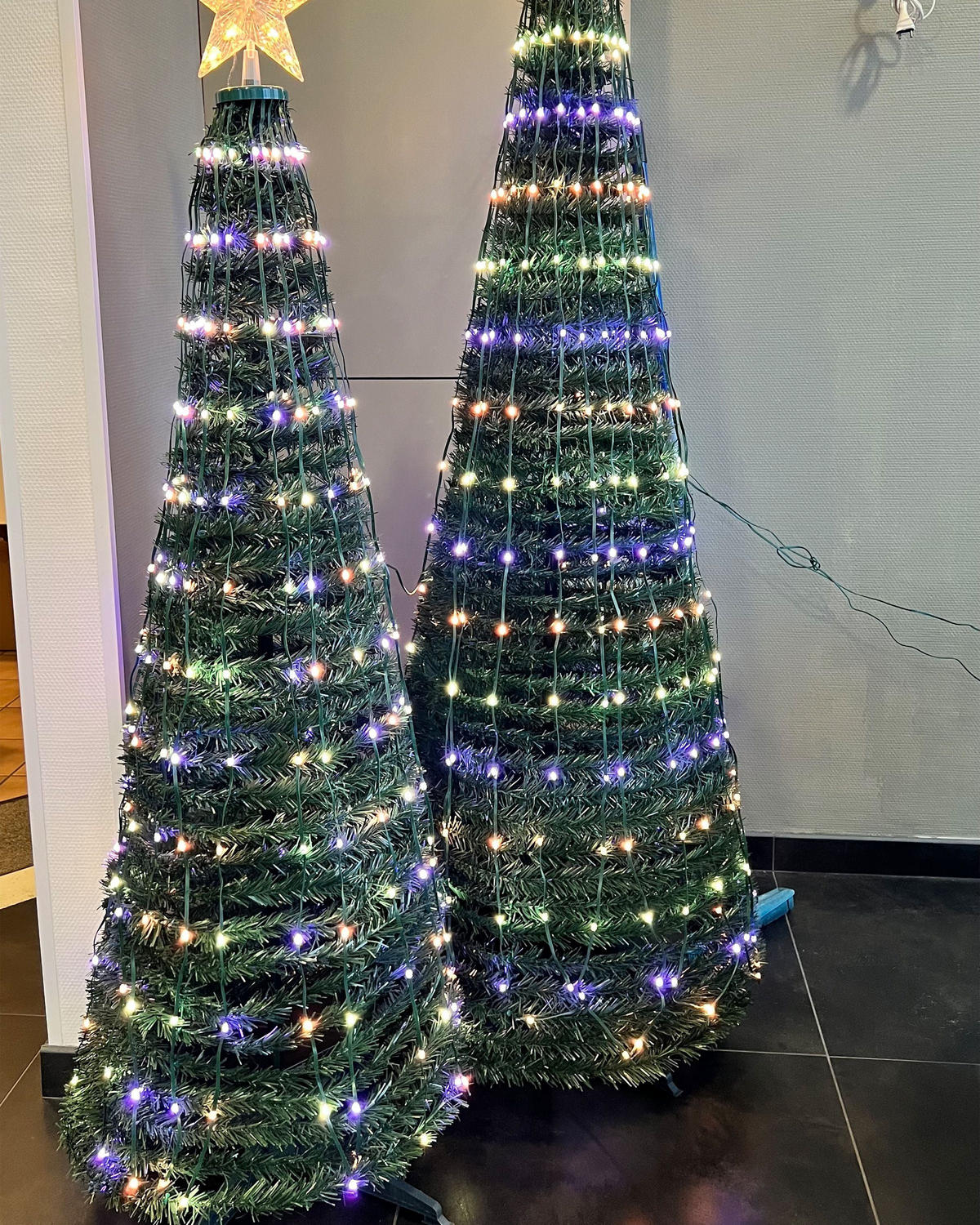 VÁNOČNÍ STROMEK 160 cm Zelený Saarloq - zelená barva, plast (160cm) - Beliani
