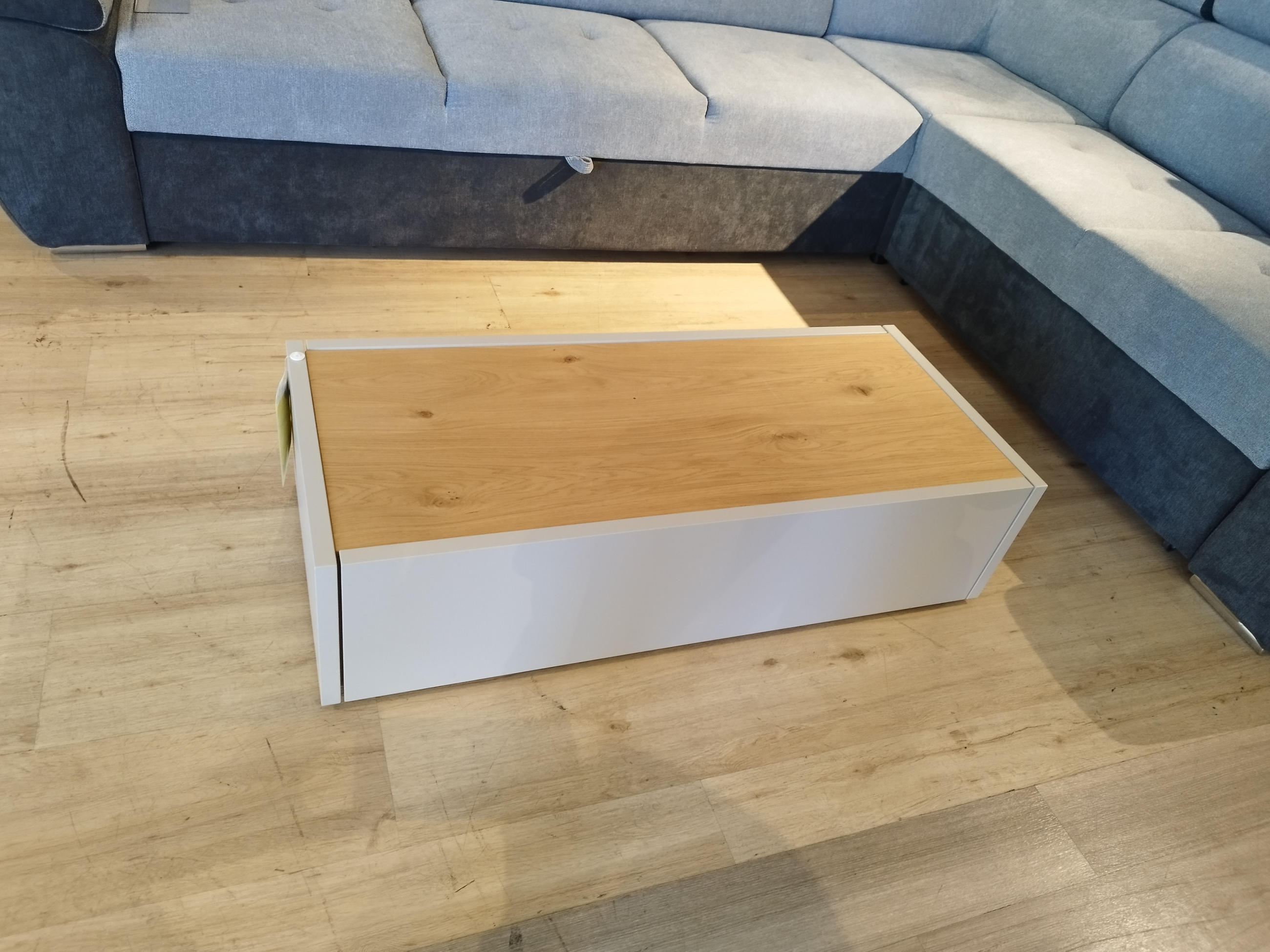 KLUBSKA MIZA FENA DIM: 111X29X48 CM