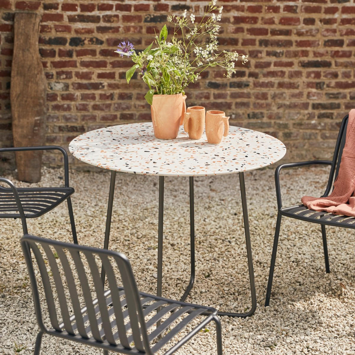 GARTENTISCH Elio Braun aus Premium-Terrazzo - Braun, Stein (90/90/77cm) - Tikamoon