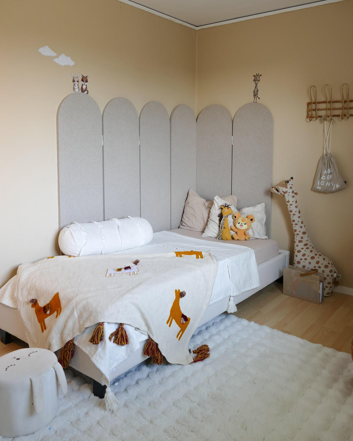 ČALOUNĚNÁ POSTEL Beige-Dunkler Odstín dřeva 90-200 cm Roanne - tmavě hnědá/béžová, textil (90/200cm) - Beliani