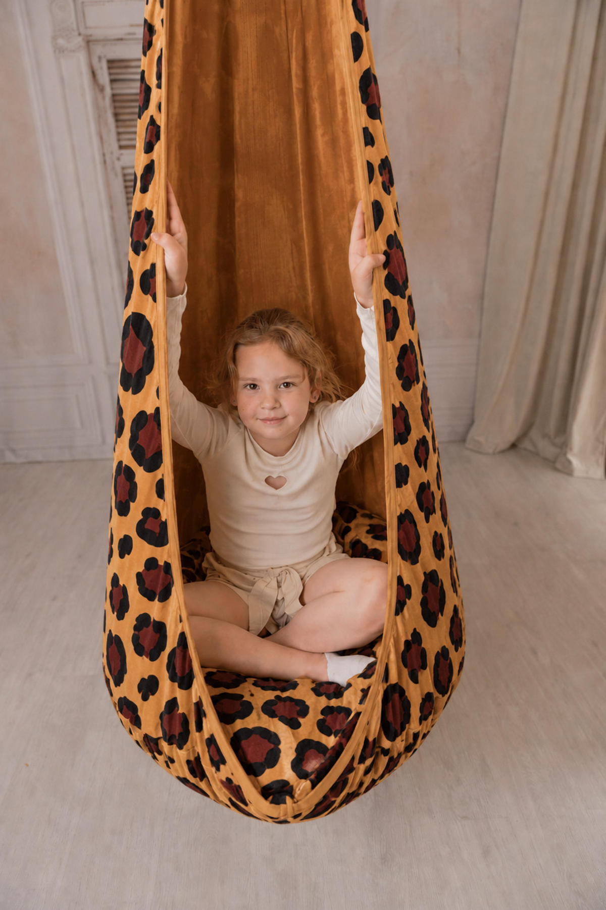 KINDER-HÄNGESESSEL XXL Leopard – weiche Cocoon-Schaukel zum Spielen und Entspannen - Schwarz, Textil (85/180/85cm) - Bees & Blooms