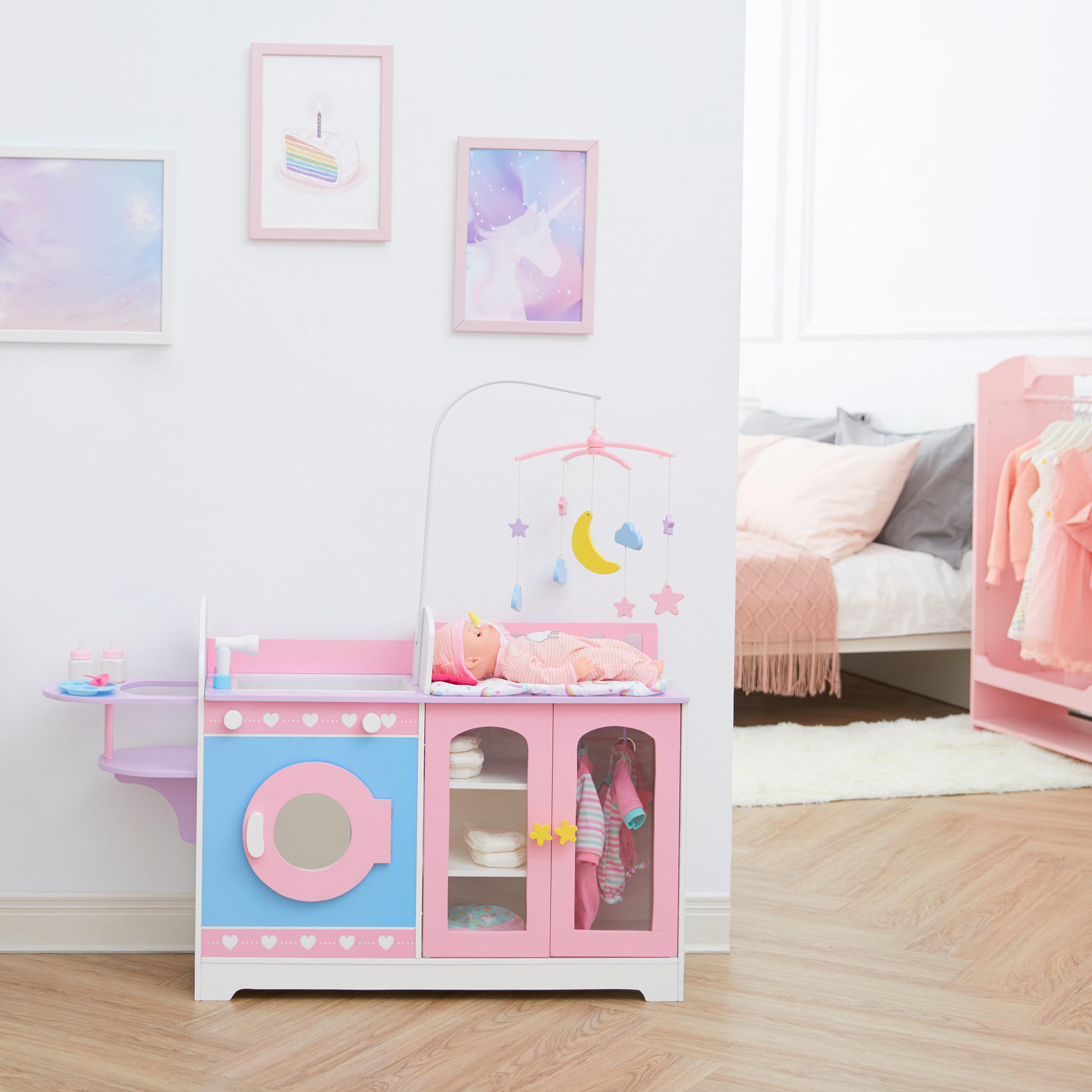PUPPEN NURSERY 6 in 1 Holz Set mit Bett Mobile Spuele Hochstuhl, Rosa, 63cm - Pink, Holzwerkstoff (28/63/100cm) - Teamson Kids