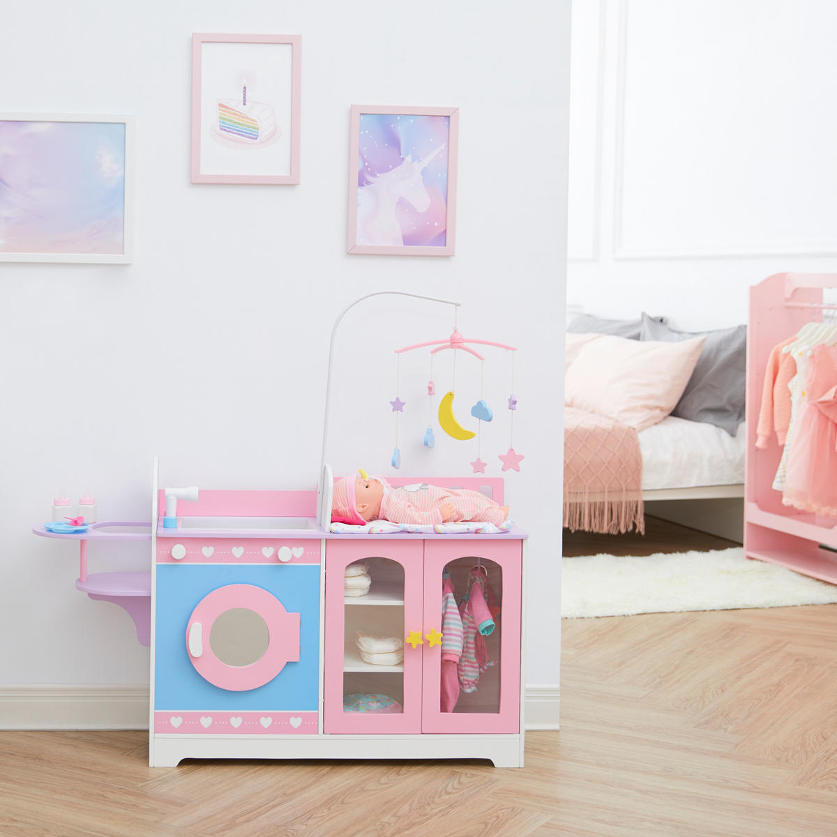 PUPPEN NURSERY 6 in 1 Holz Set mit Bett Mobile Spuele Hochstuhl, Rosa, 63cm - Pink, Holzwerkstoff (28/63/100cm) - Teamson Kids